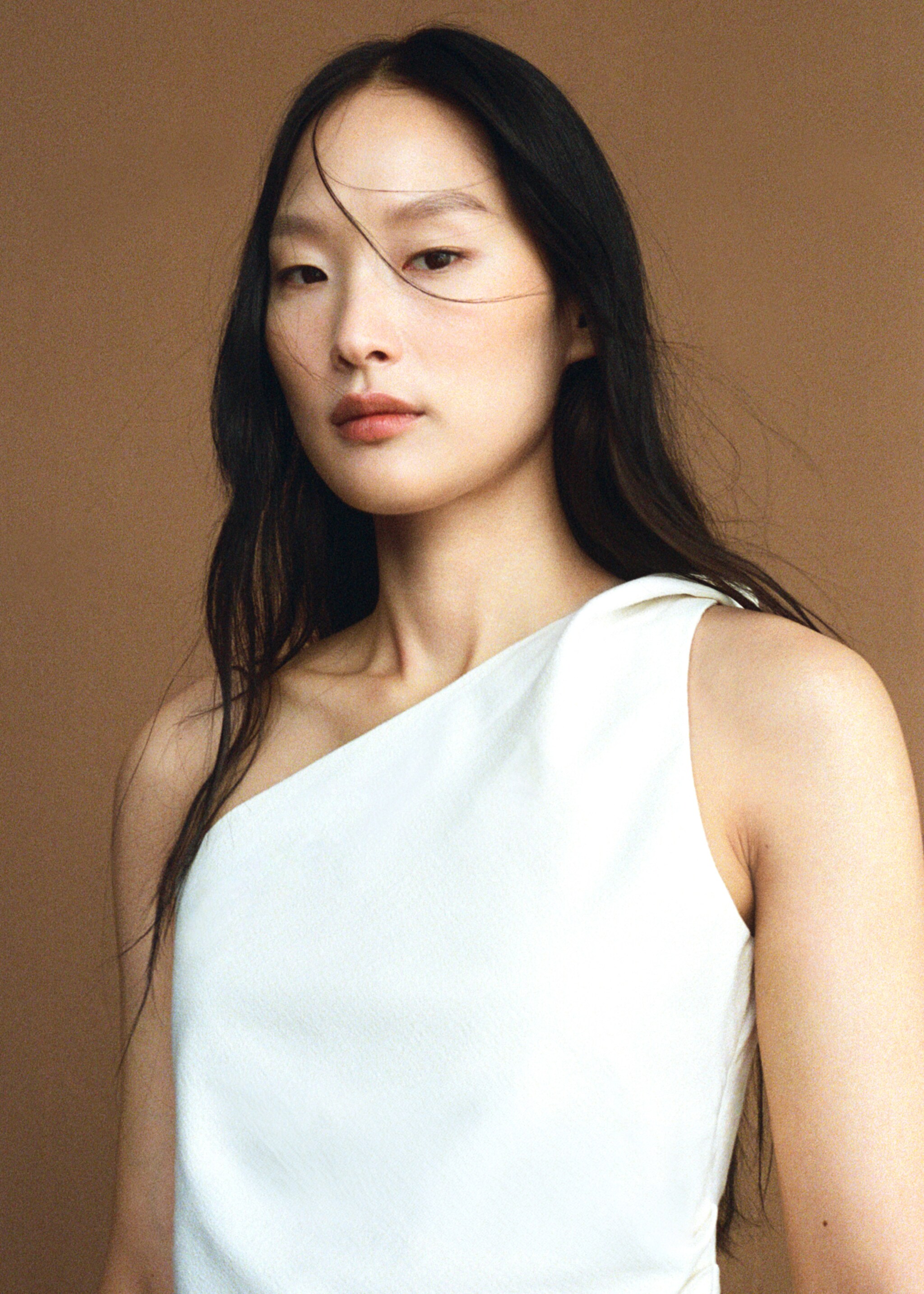 Asymmetrical textured top - Details of the article 6, Ecru. Ref: 67057121-00.