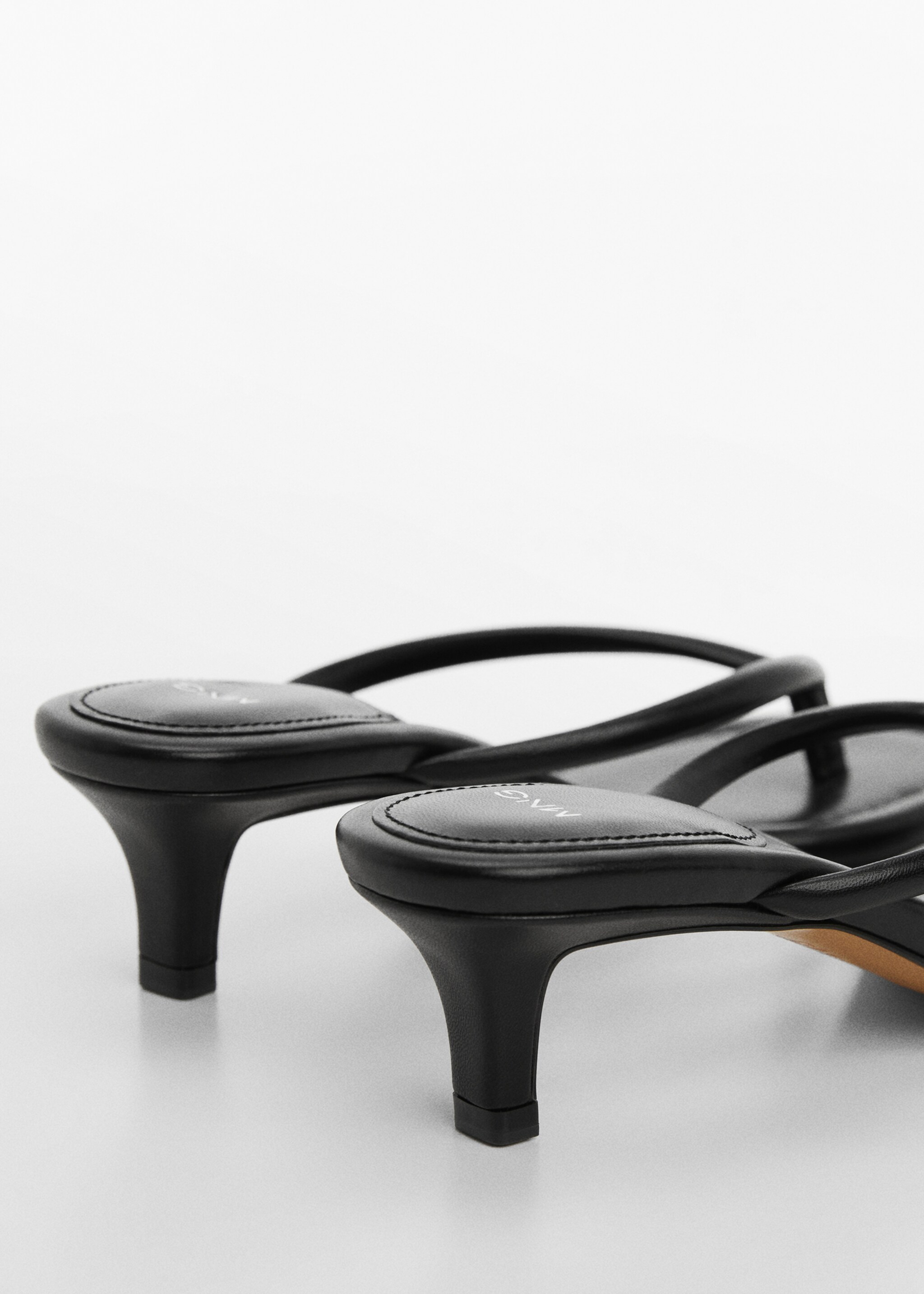 Sandale mit Kitten-Absatz - Detail des Artikels 1, Schwarz. Ref: 67057705-00.