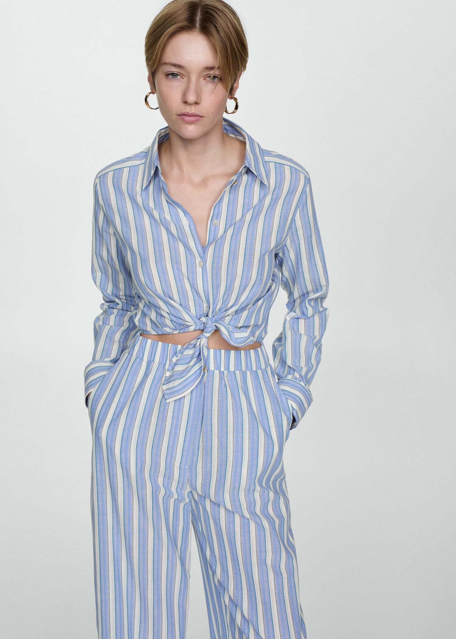 Randig jumpsuit skjortstil - Bild av mittparti