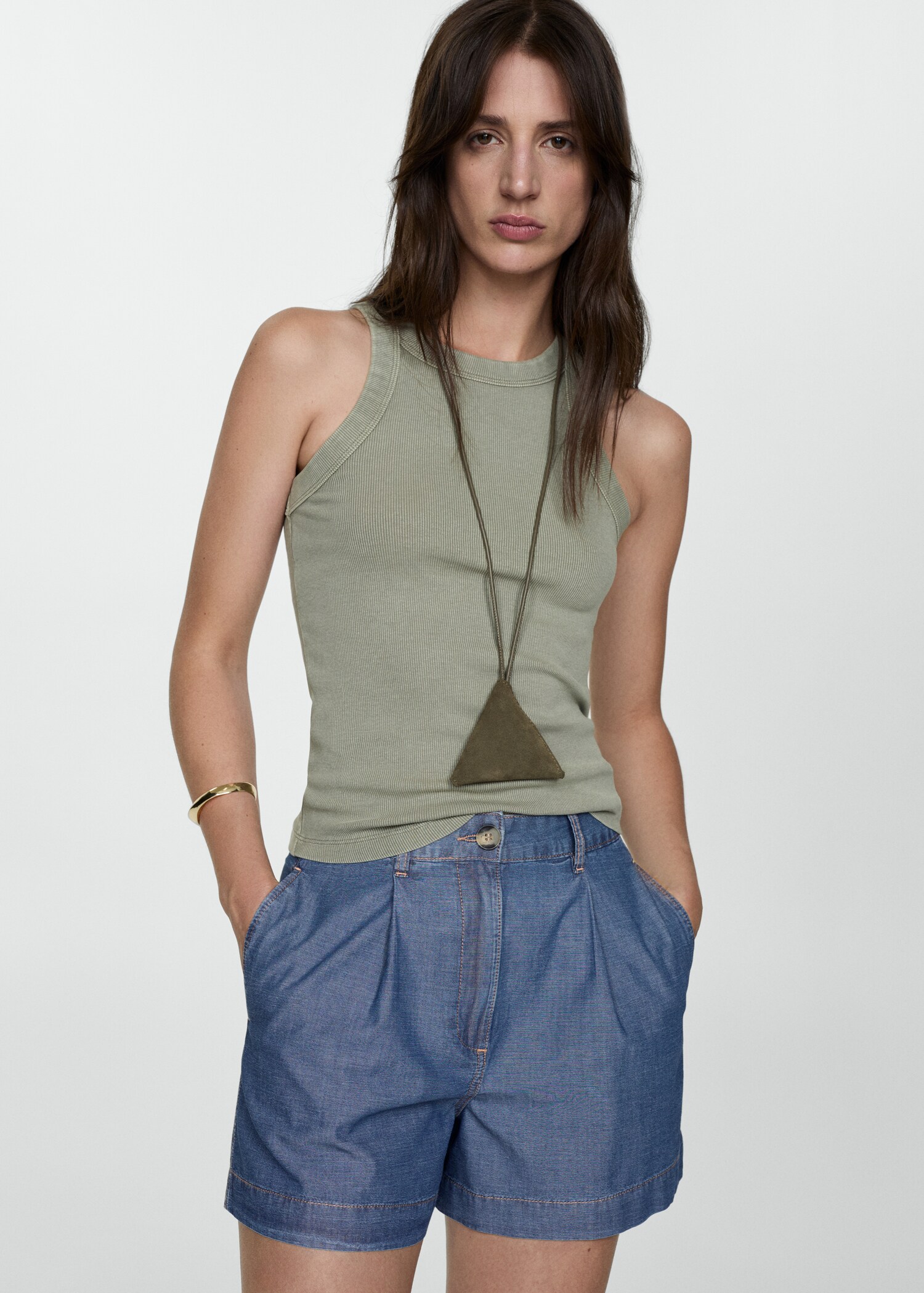 Short en jean pinces - Plan moyen