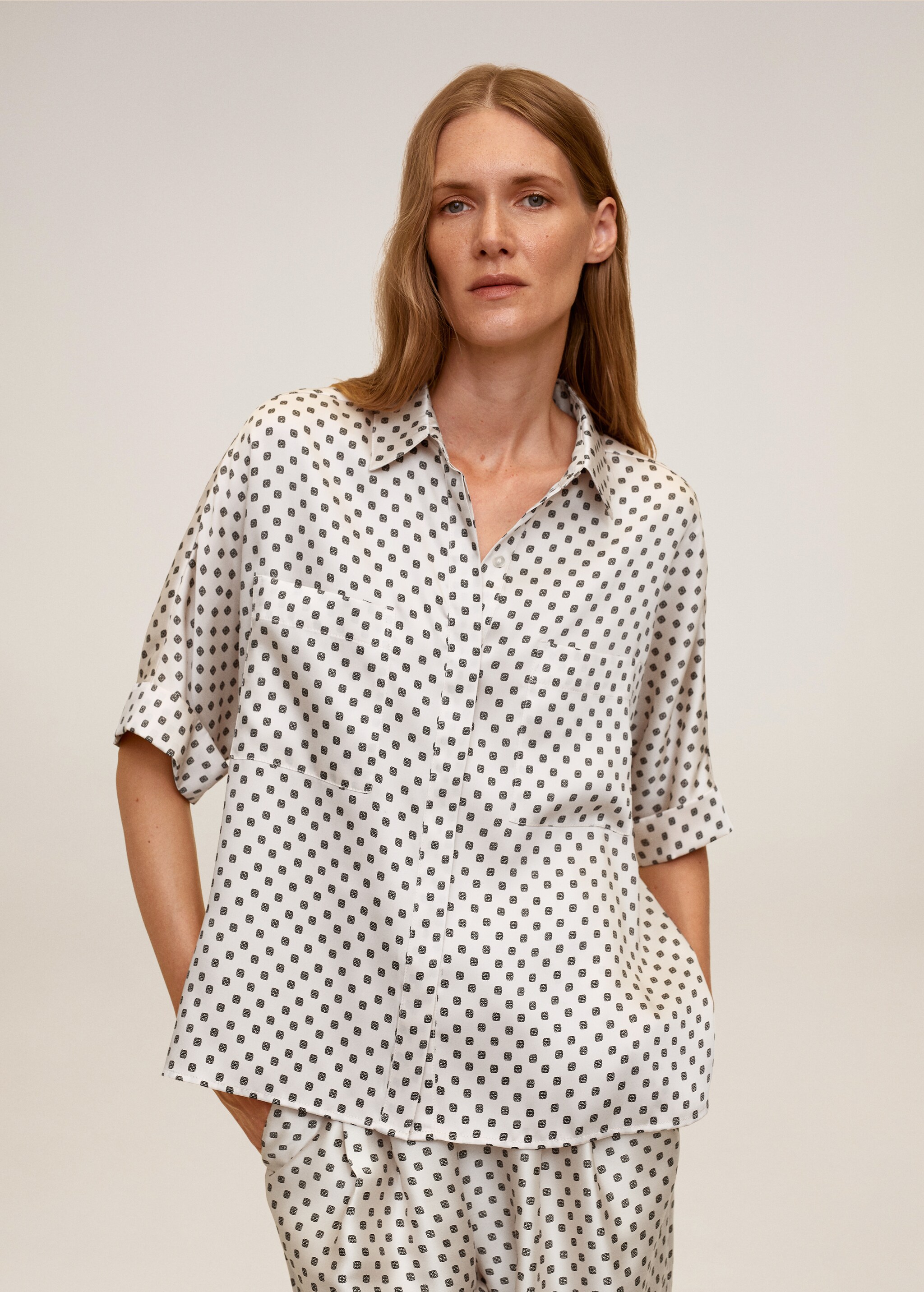 Camisa satinada estampada - Plano medio