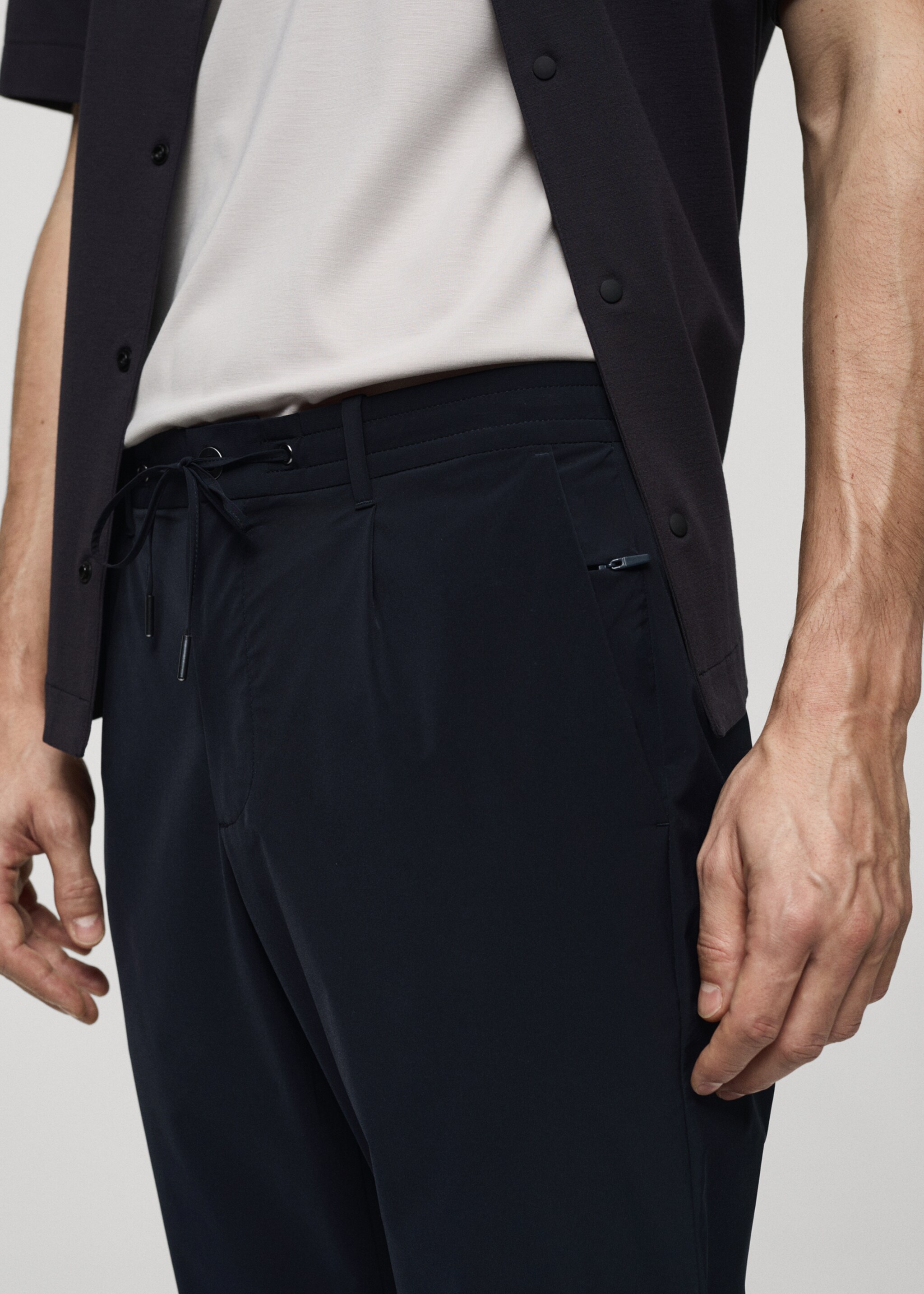 Wasserabweisende Hose mit Kordel - Detail des Artikels 1