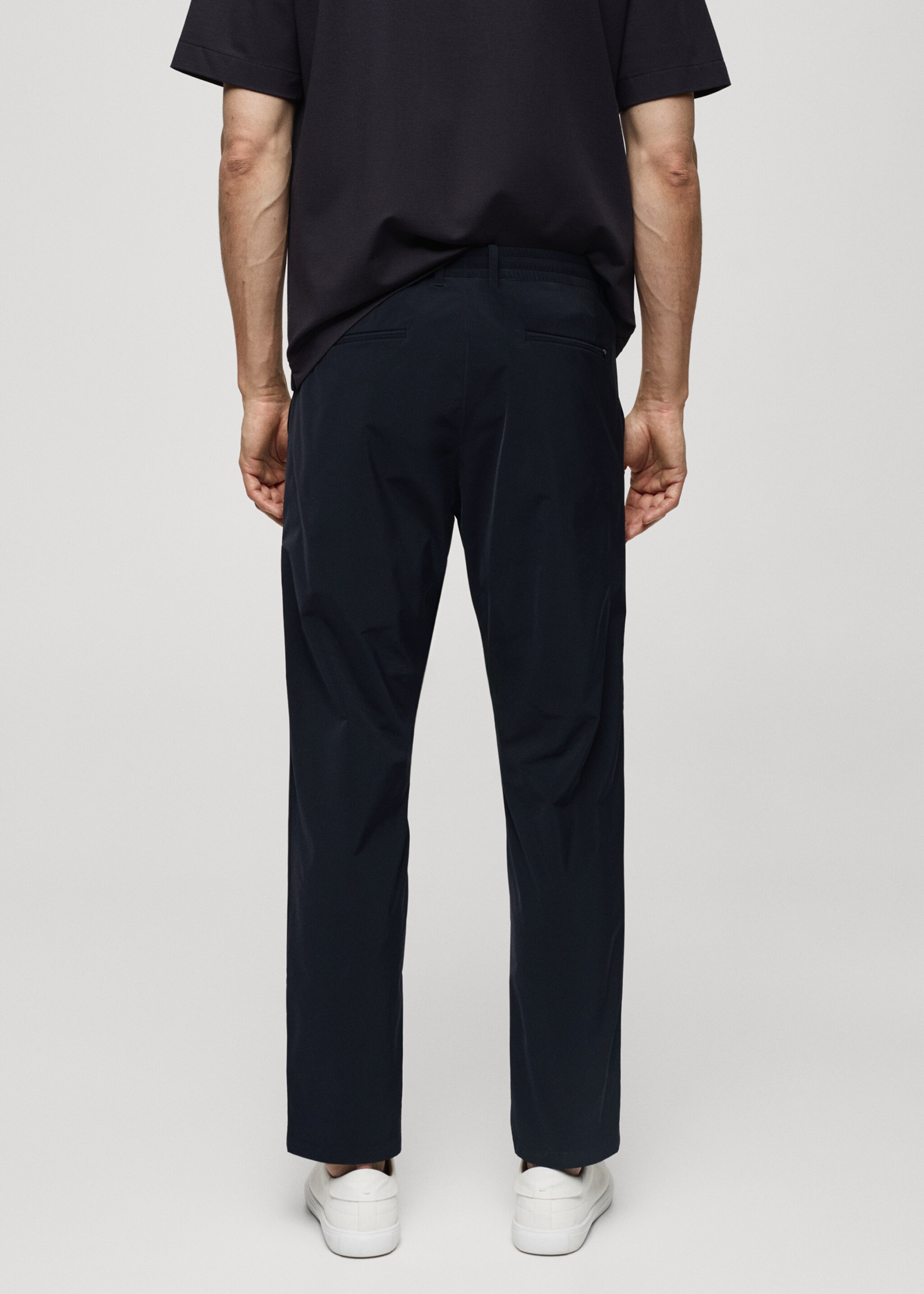Wasserabweisende Hose mit Kordel - Rückseite des Artikels