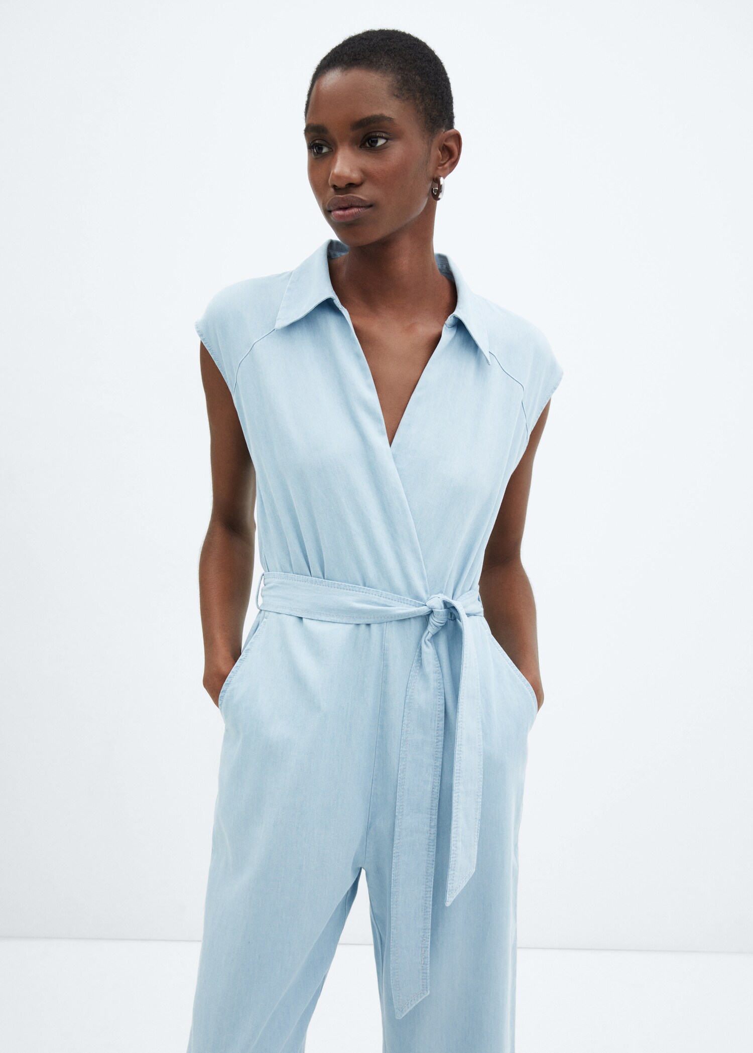 Jeans-Jumpsuit mit Gürtel - Mittlere Ansicht