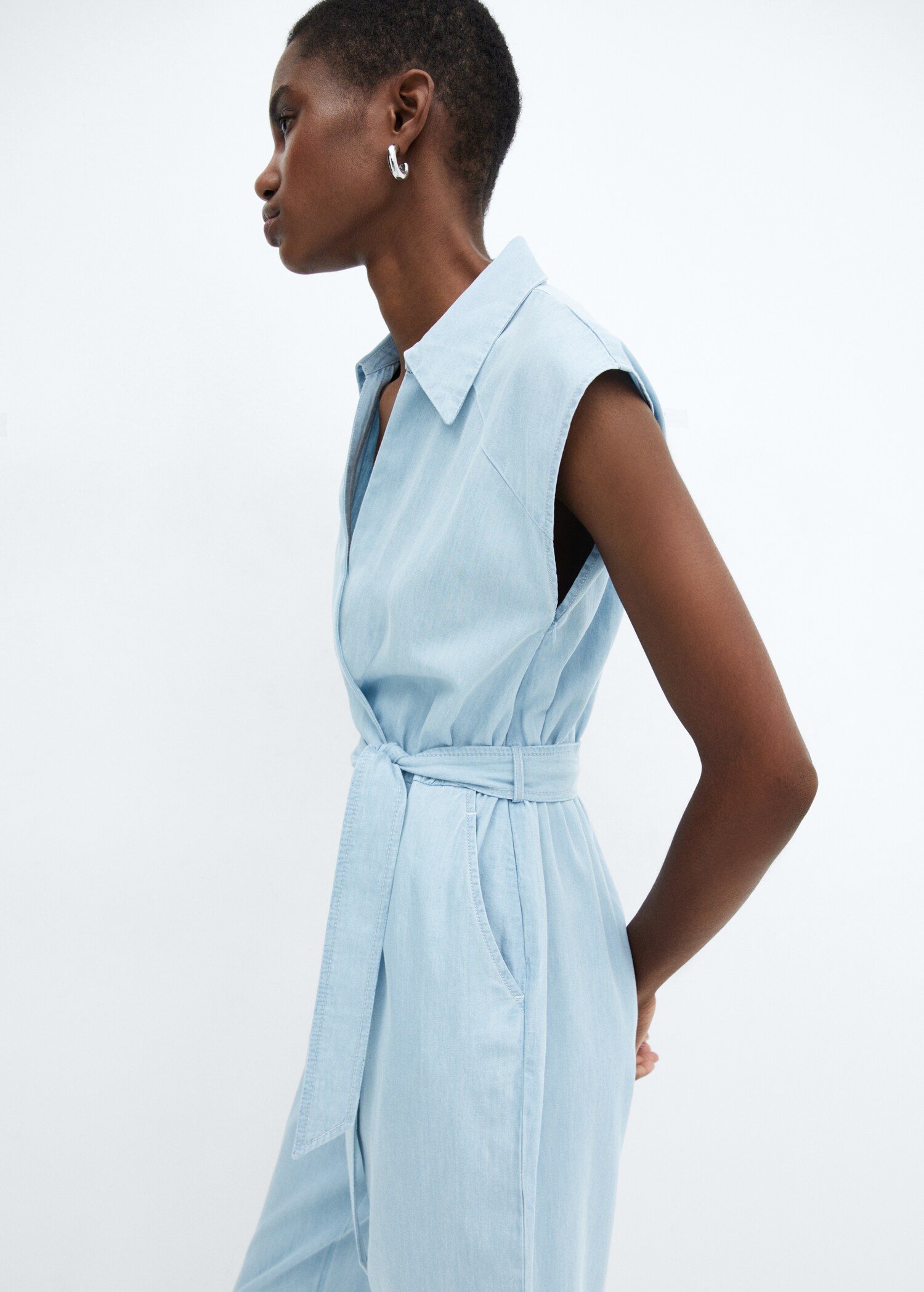 Jeans-Jumpsuit mit Gürtel - Detail des Artikels 2