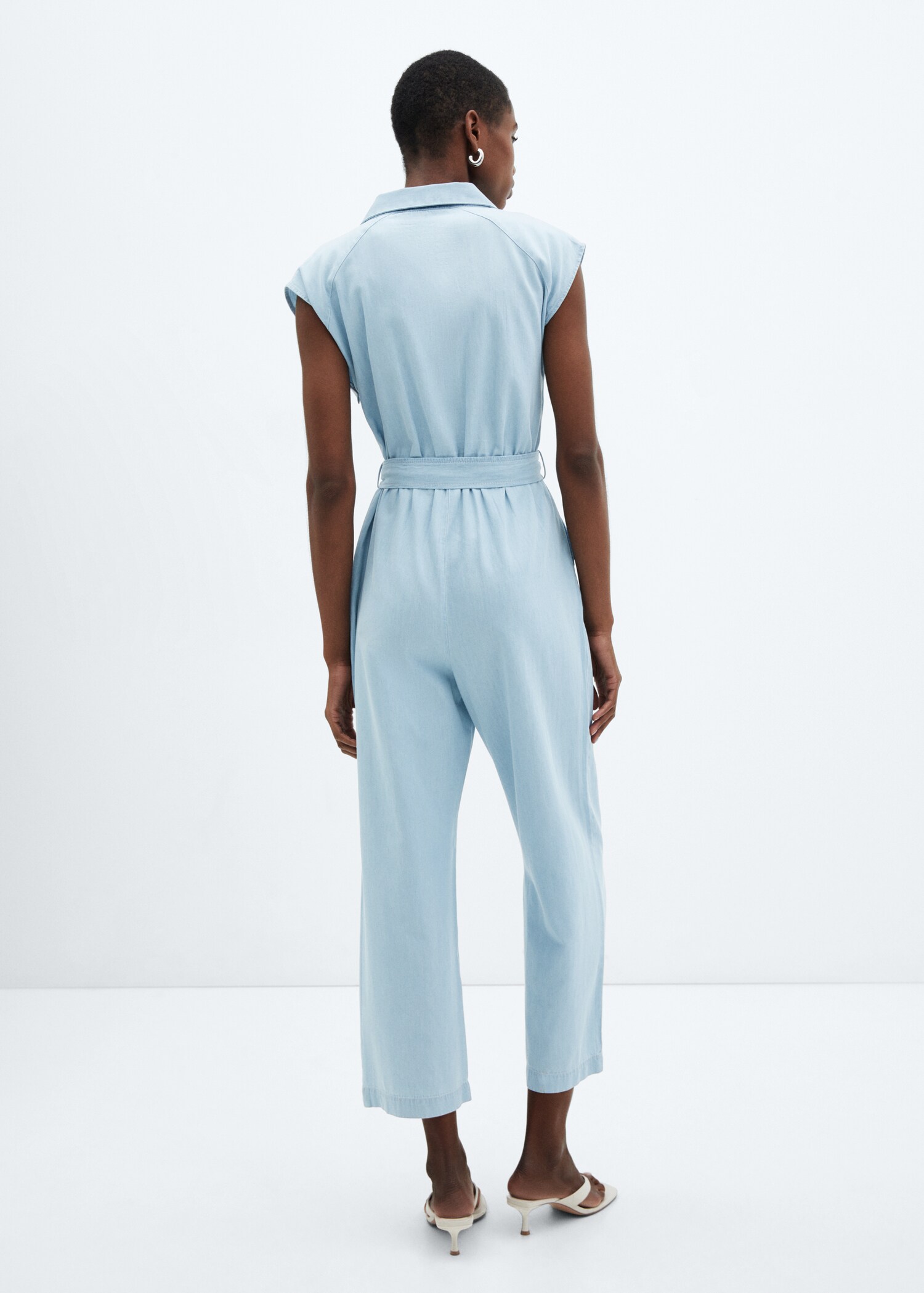 Jeans-Jumpsuit mit Gürtel - Rückseite des Artikels