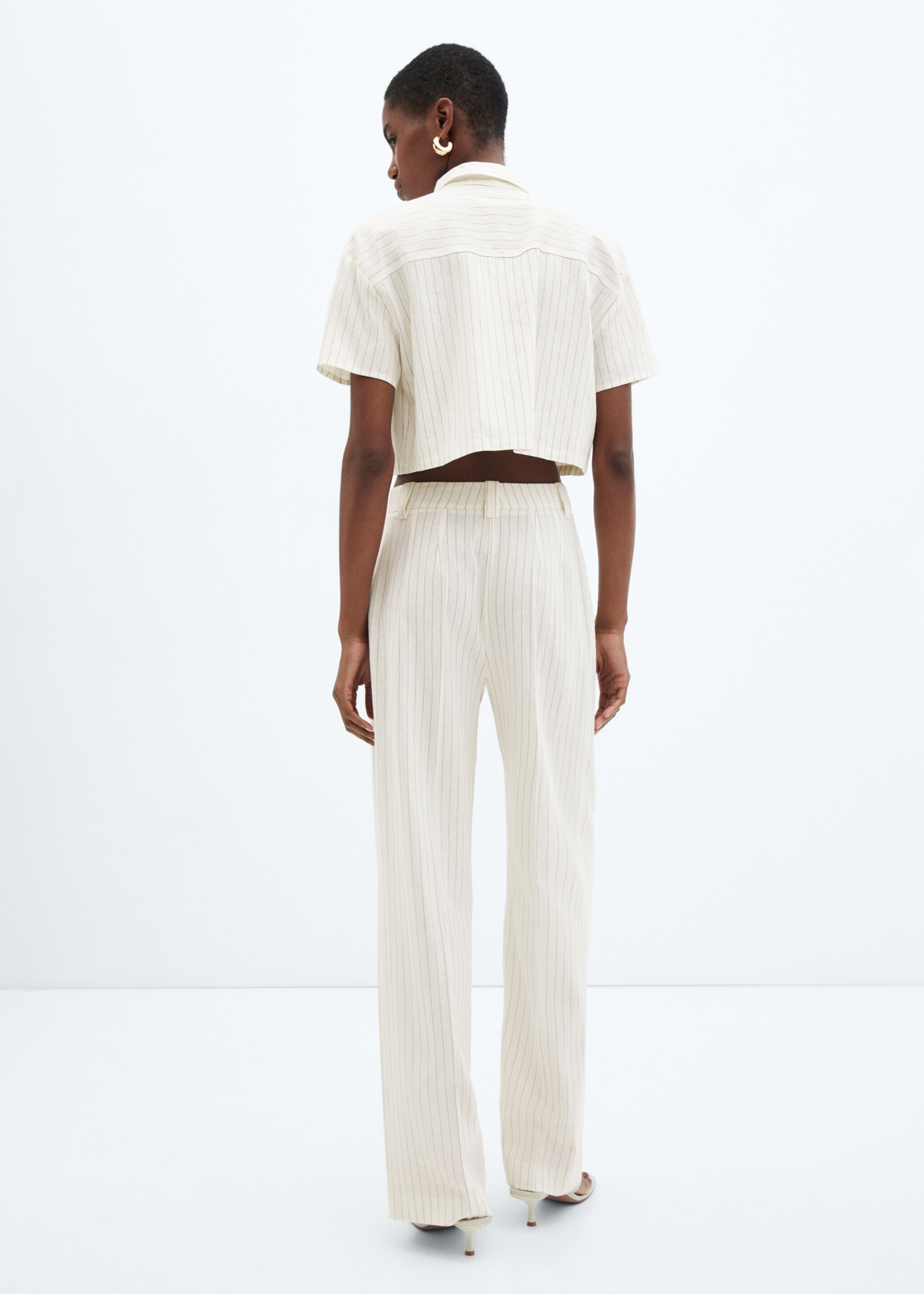Pleated linen trousers - Reverse of the article, White. Ref: 67060435-00.