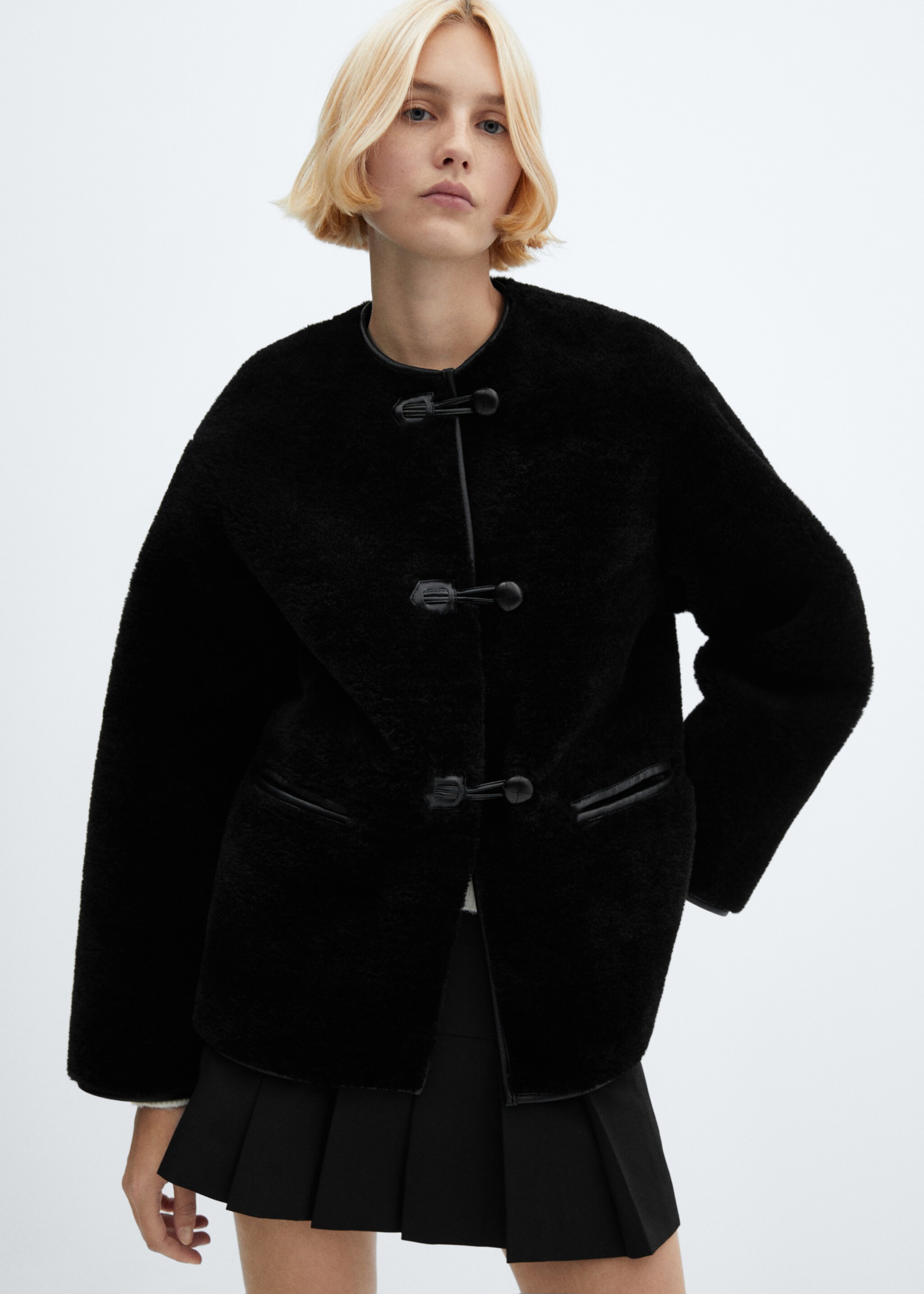 Manteau en imitation fourrure à ornements - Plan moyen