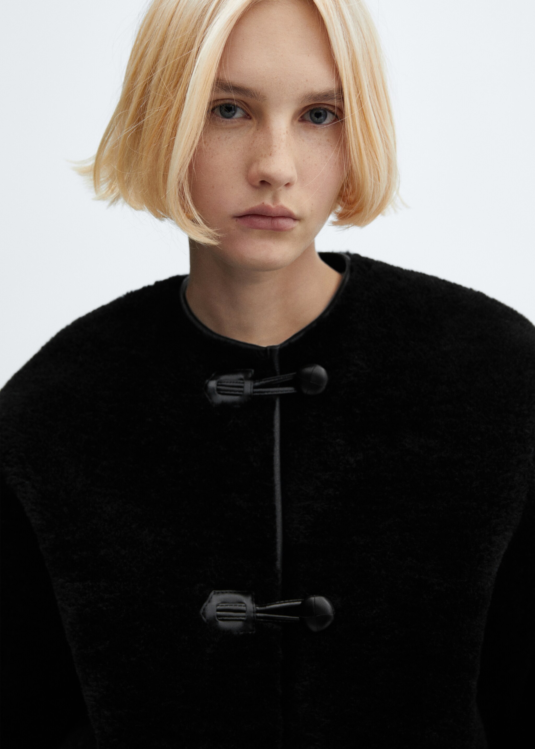 Manteau en imitation fourrure à ornements - Détail de l'article 1