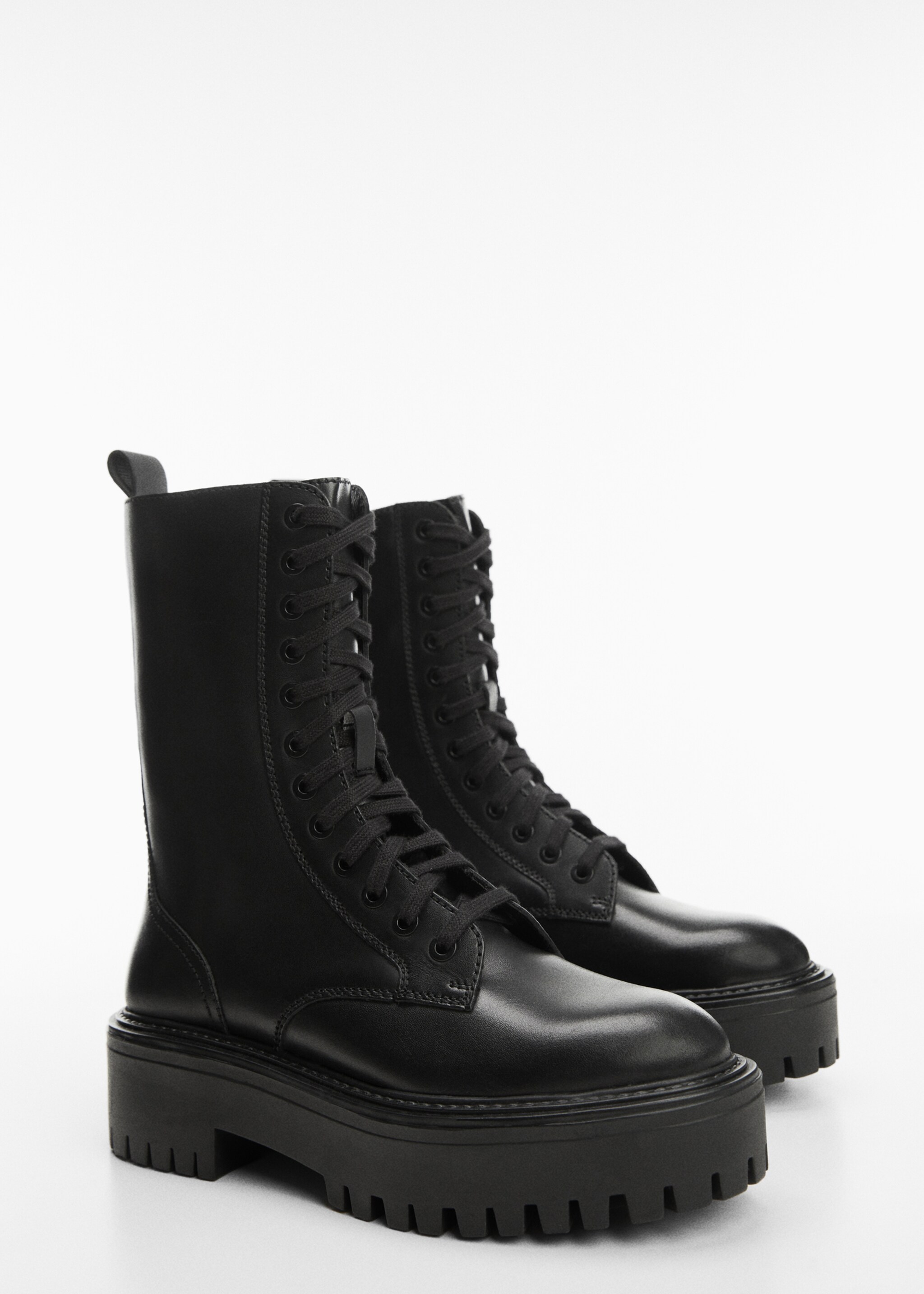Leather boot with laces and track sole - Medium plane