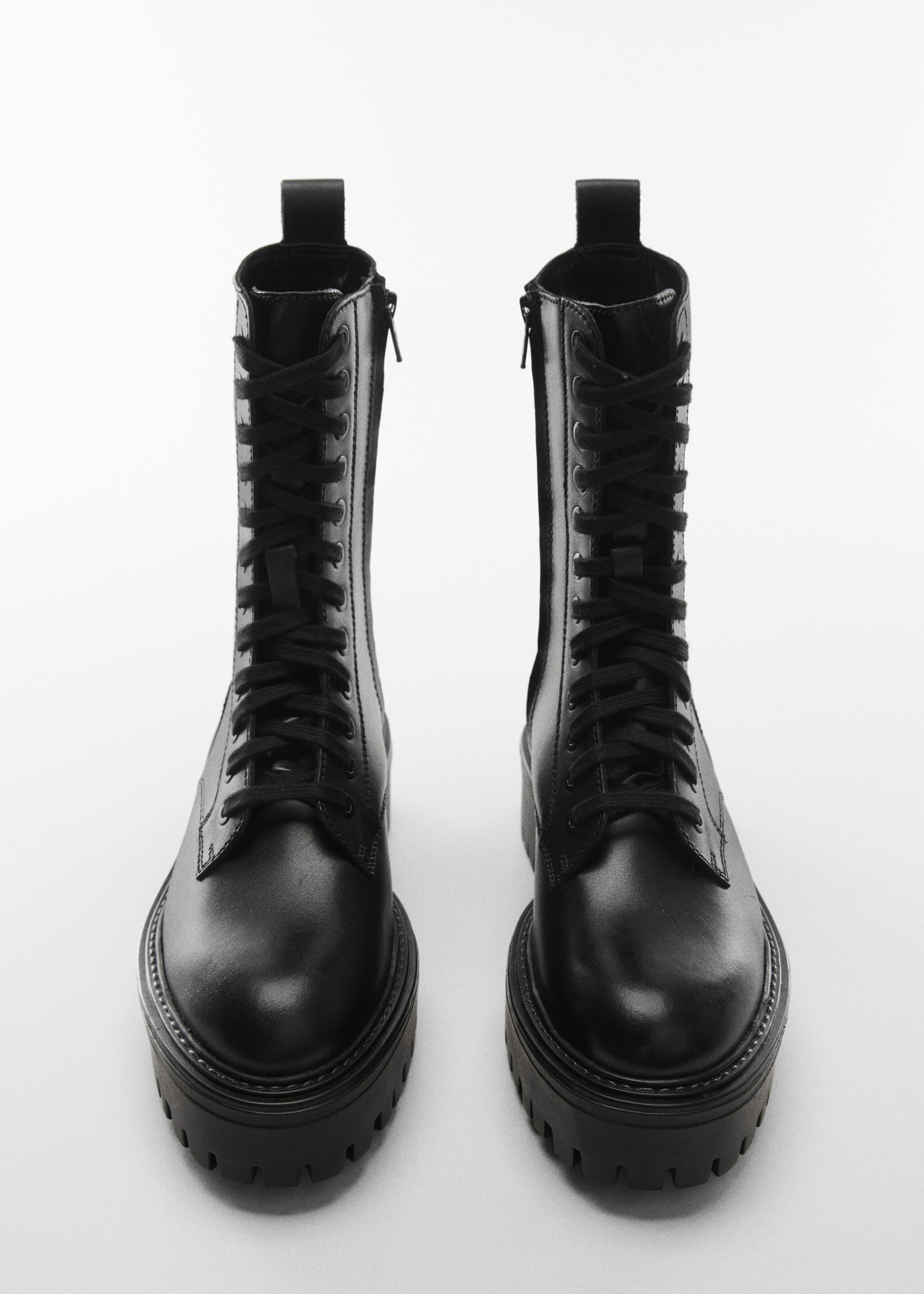 Leather boot with laces and track sole - Details of the article 3