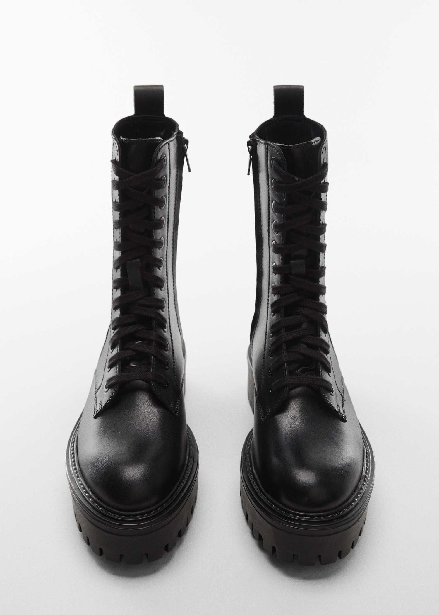 Leather boot with laces and track sole - Details of the article 3