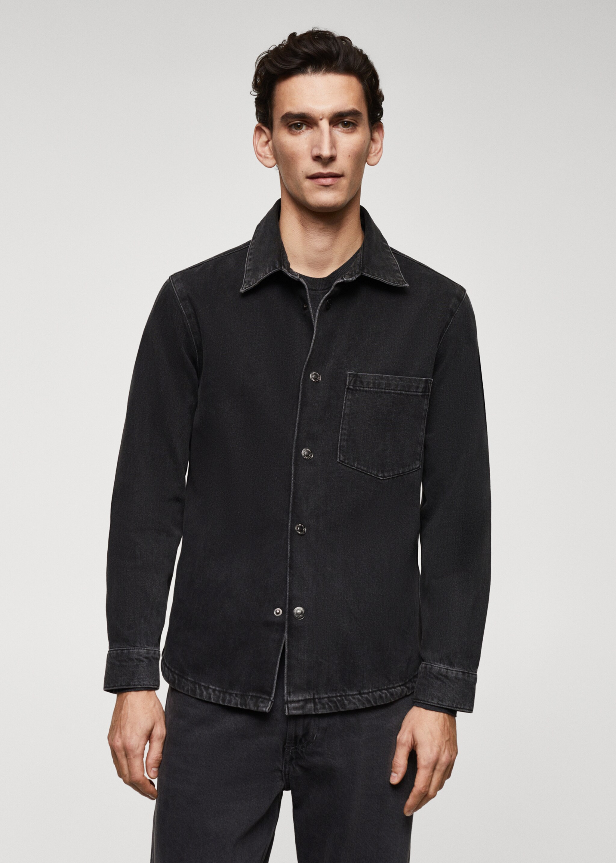 Surchemise jean poche - Plan moyen, Black denim. Ref: 67060619-00.