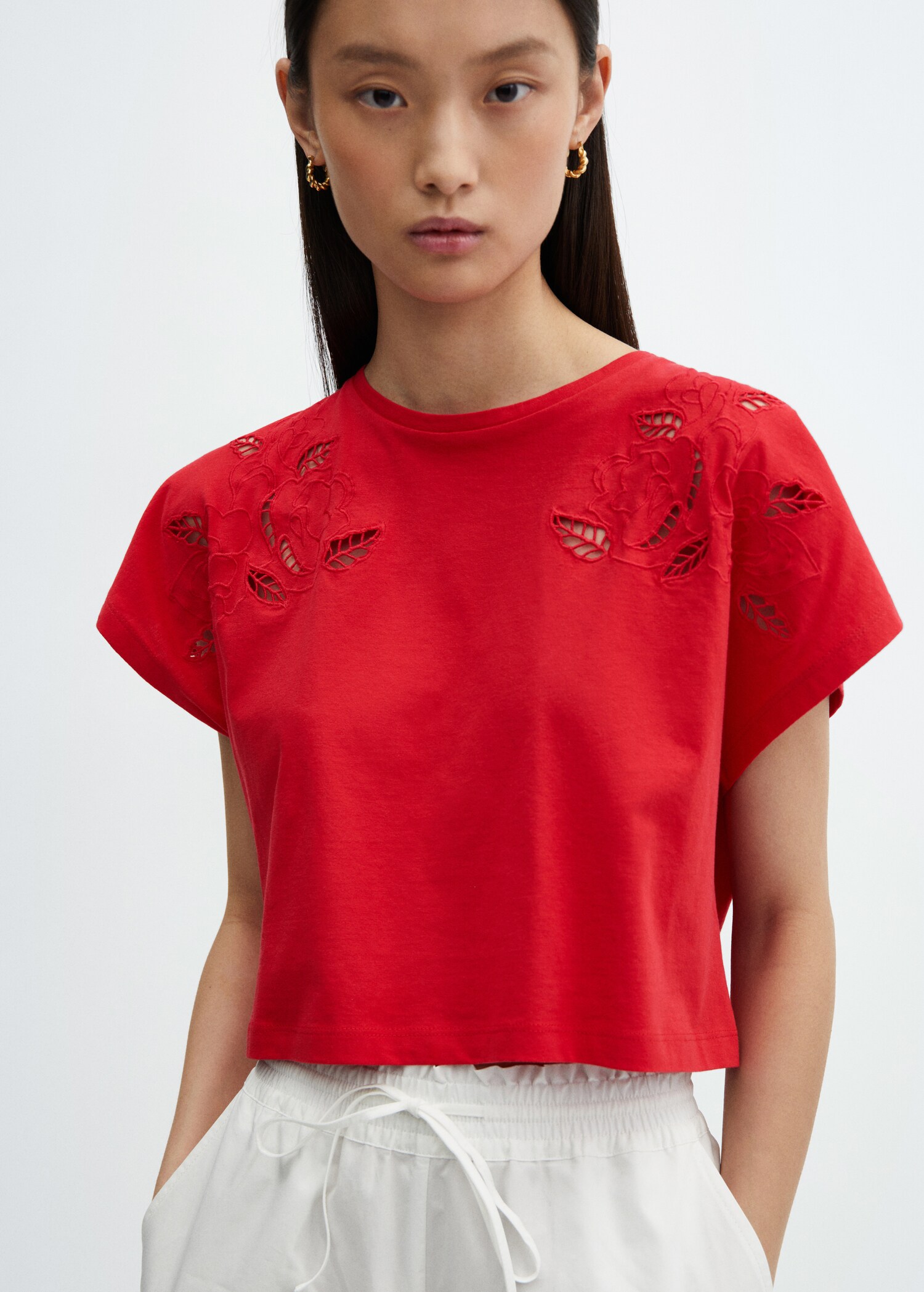 Camiseta algodón detalle bordado - Plano medio