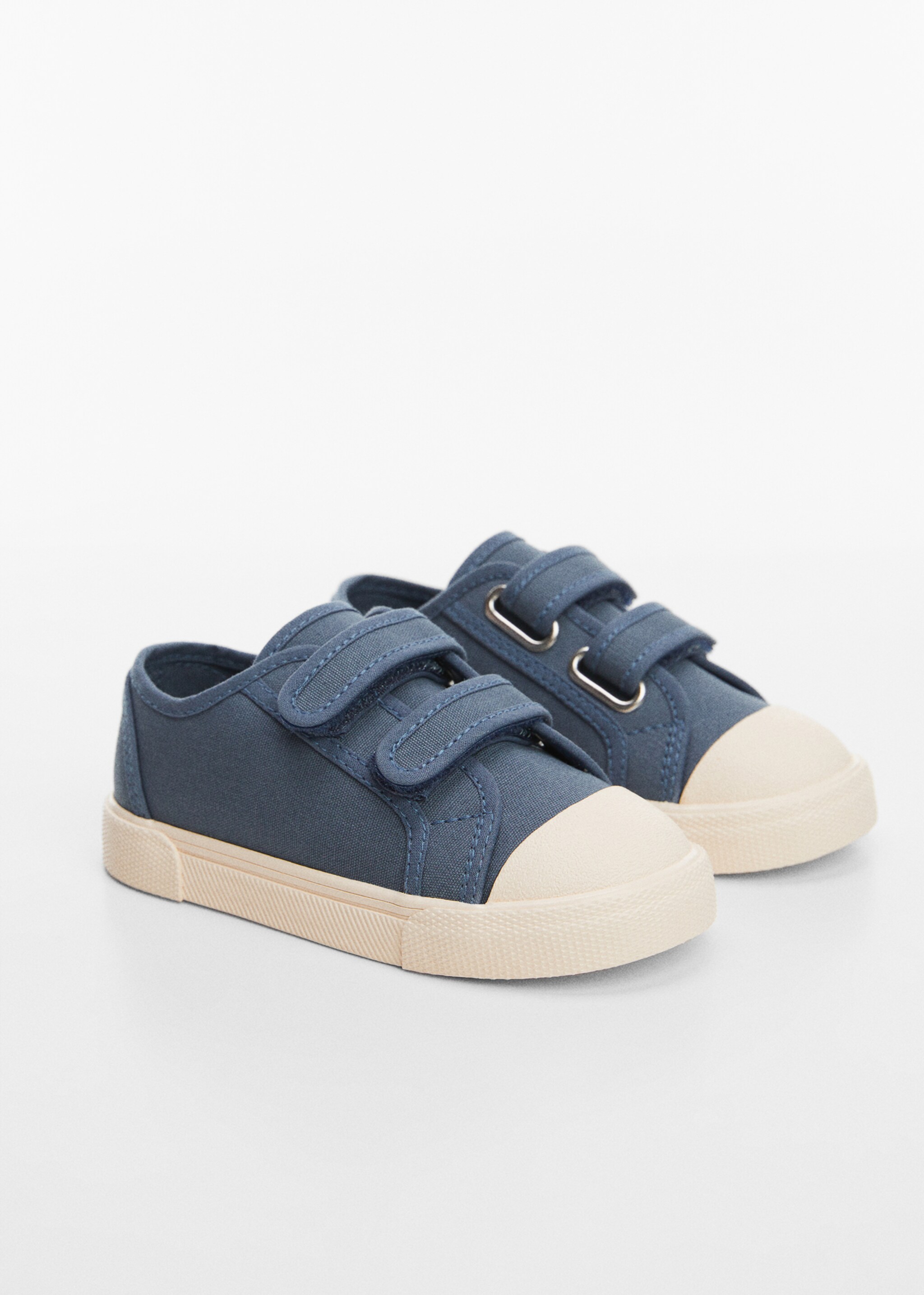 Pantofi sport cu scai - Plan mediu