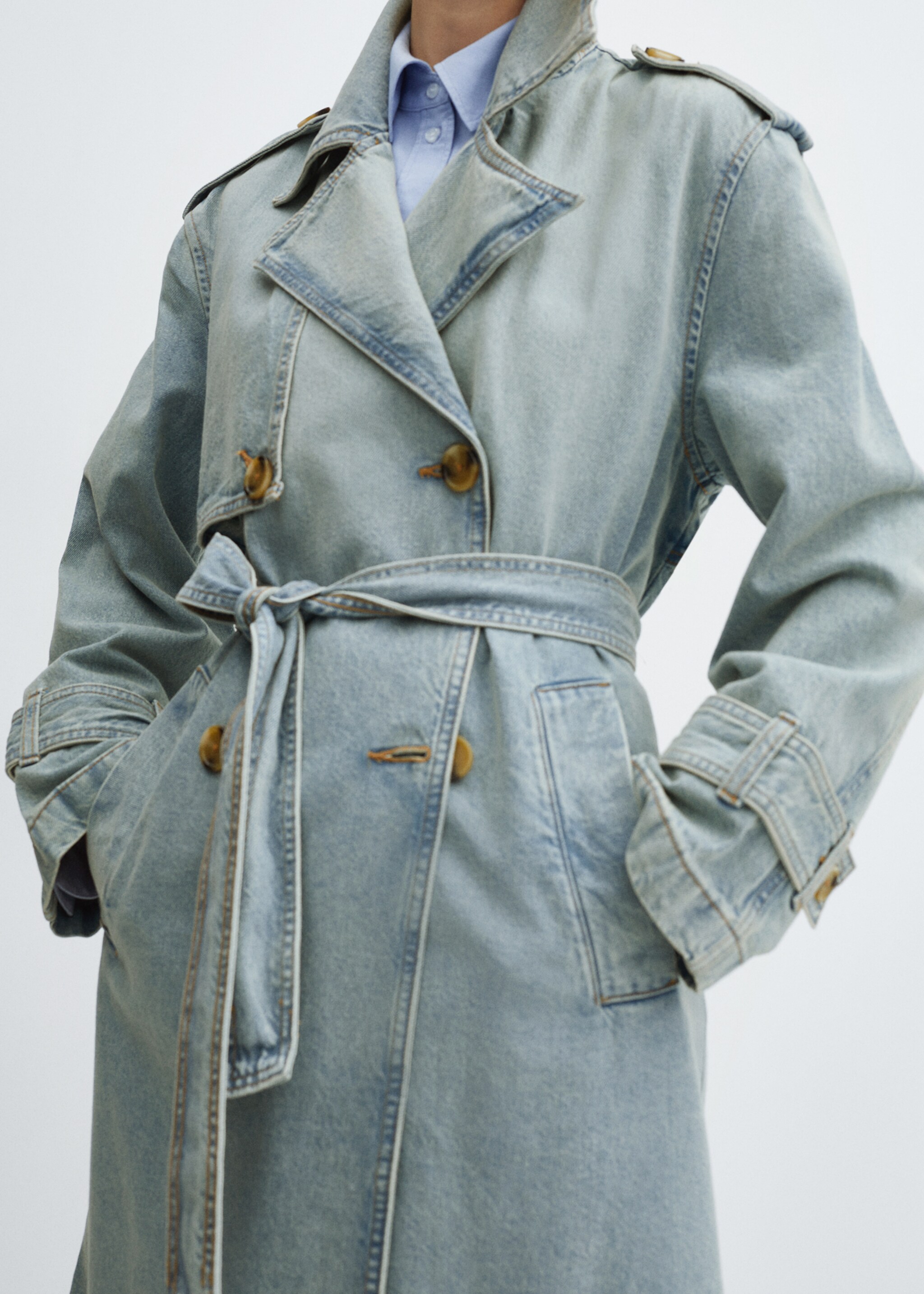 Double breasted denim trench - Details of the article 6, Medium Blue. Ref: 67064025-00.