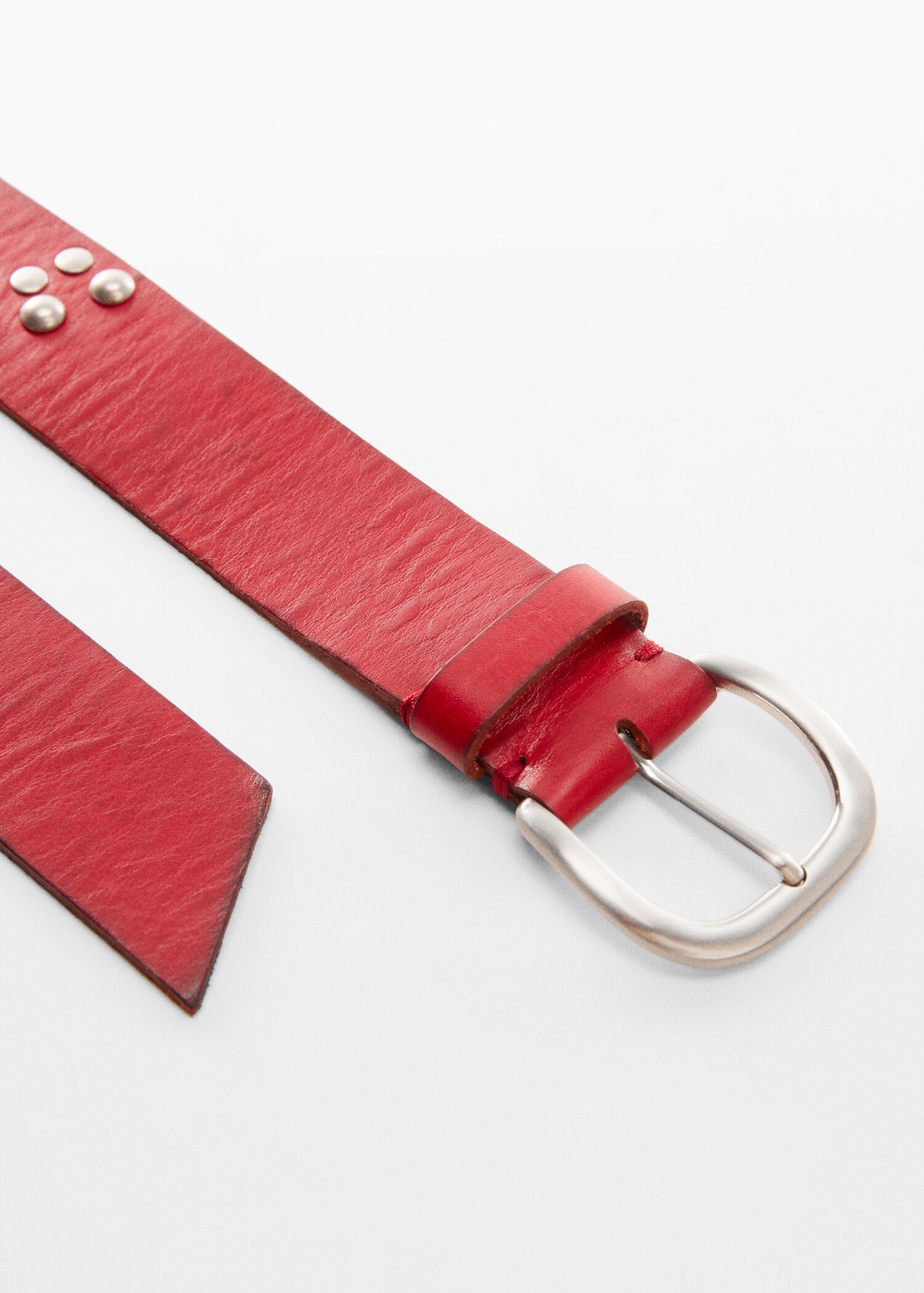 Ceinture en cuir à clous - Plan moyen