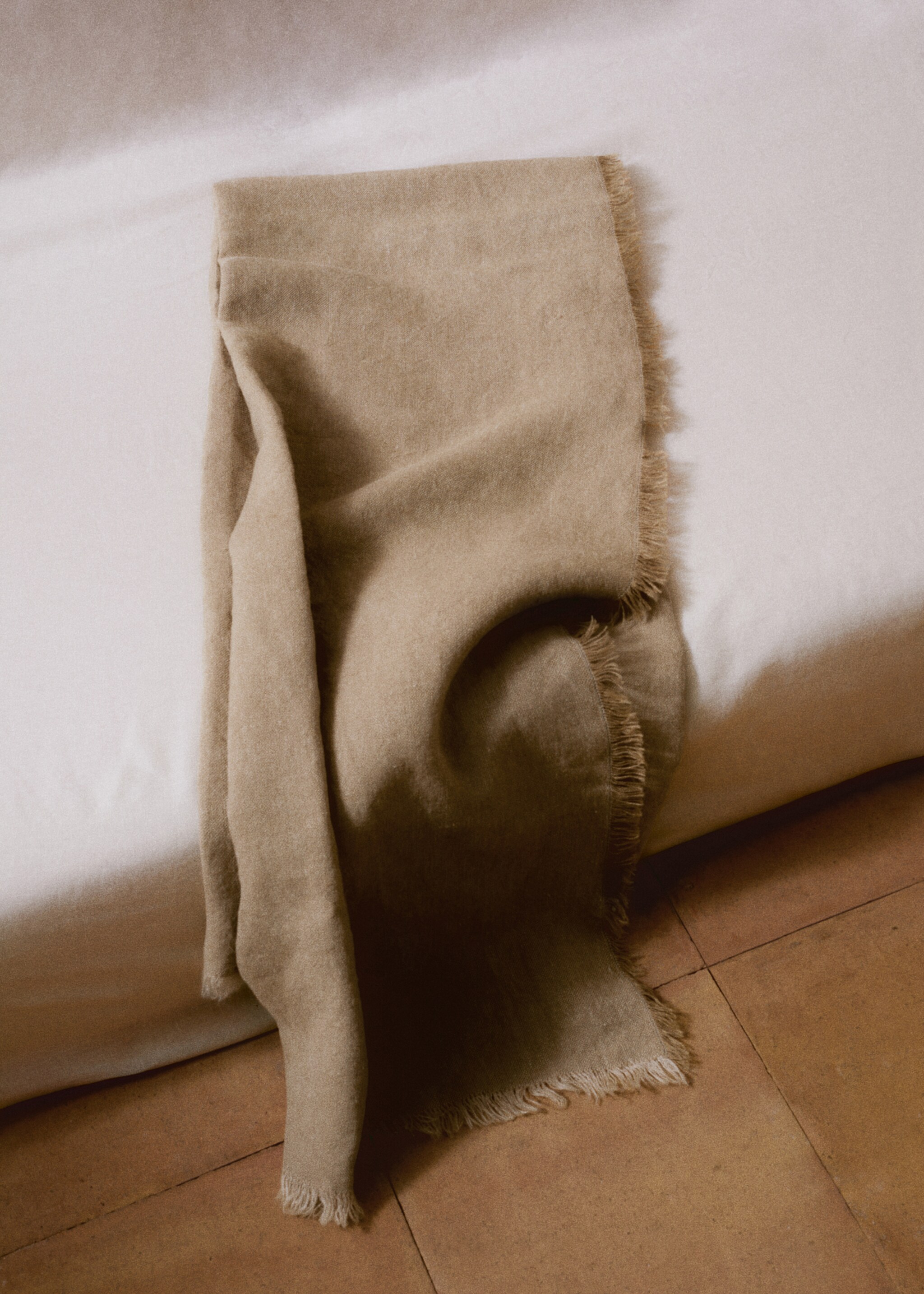 100% linen fringed blanket - Details of the article 6, Sand. Ref: 67064040-00.