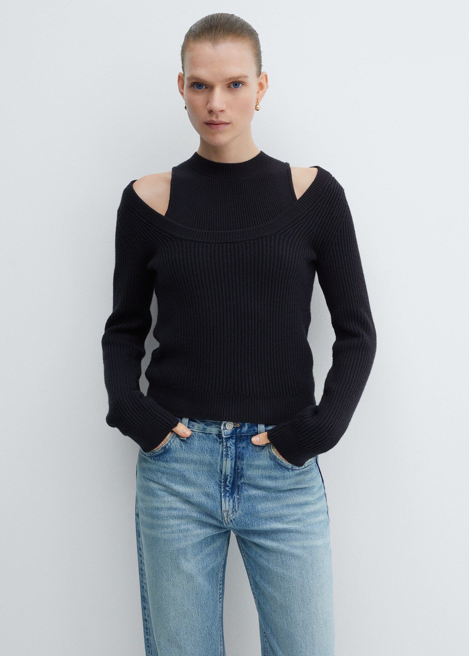 Pull-over décolleté plongeant - Plan moyen
