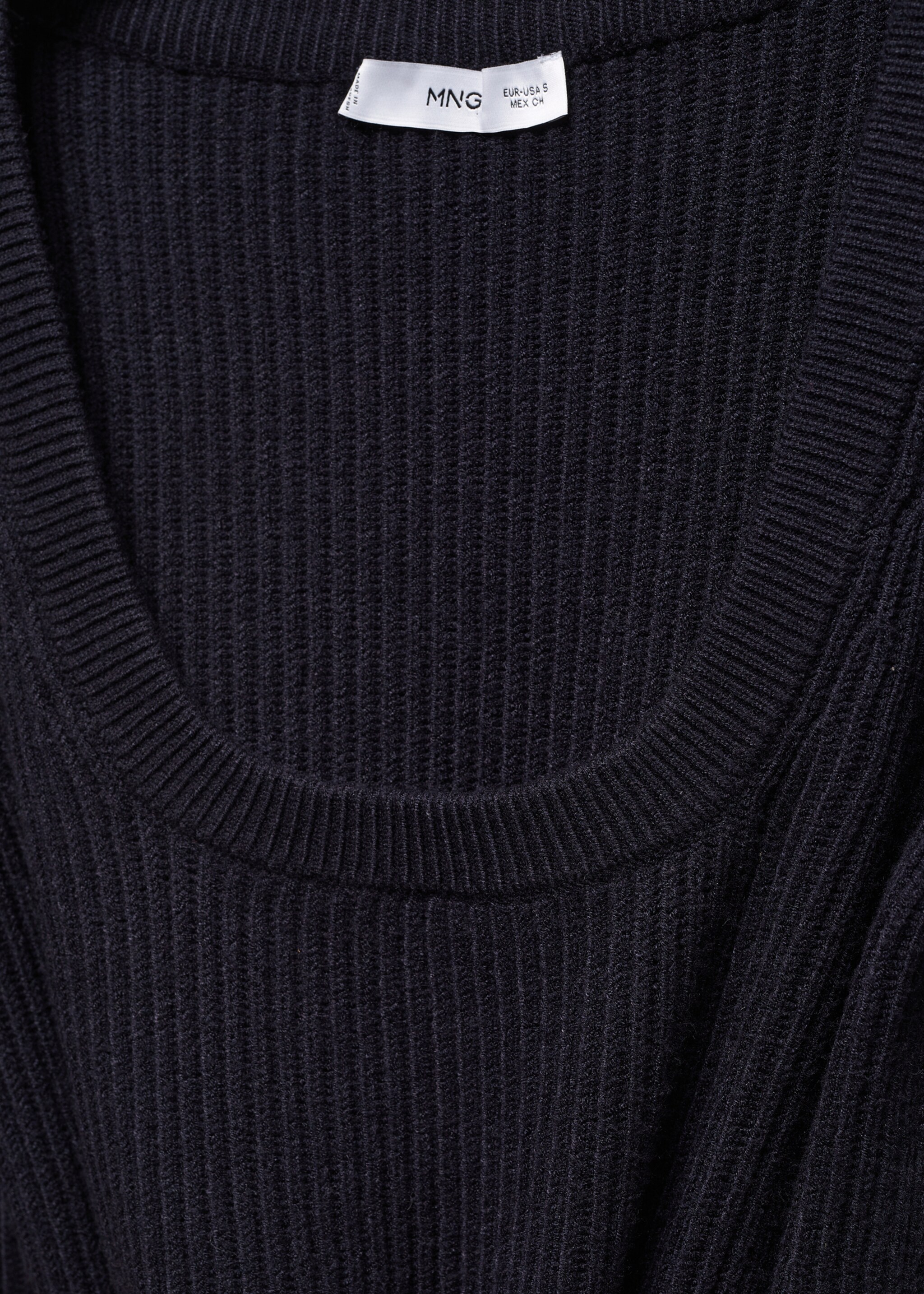 Low-cut neck sweater - Details of the article 8