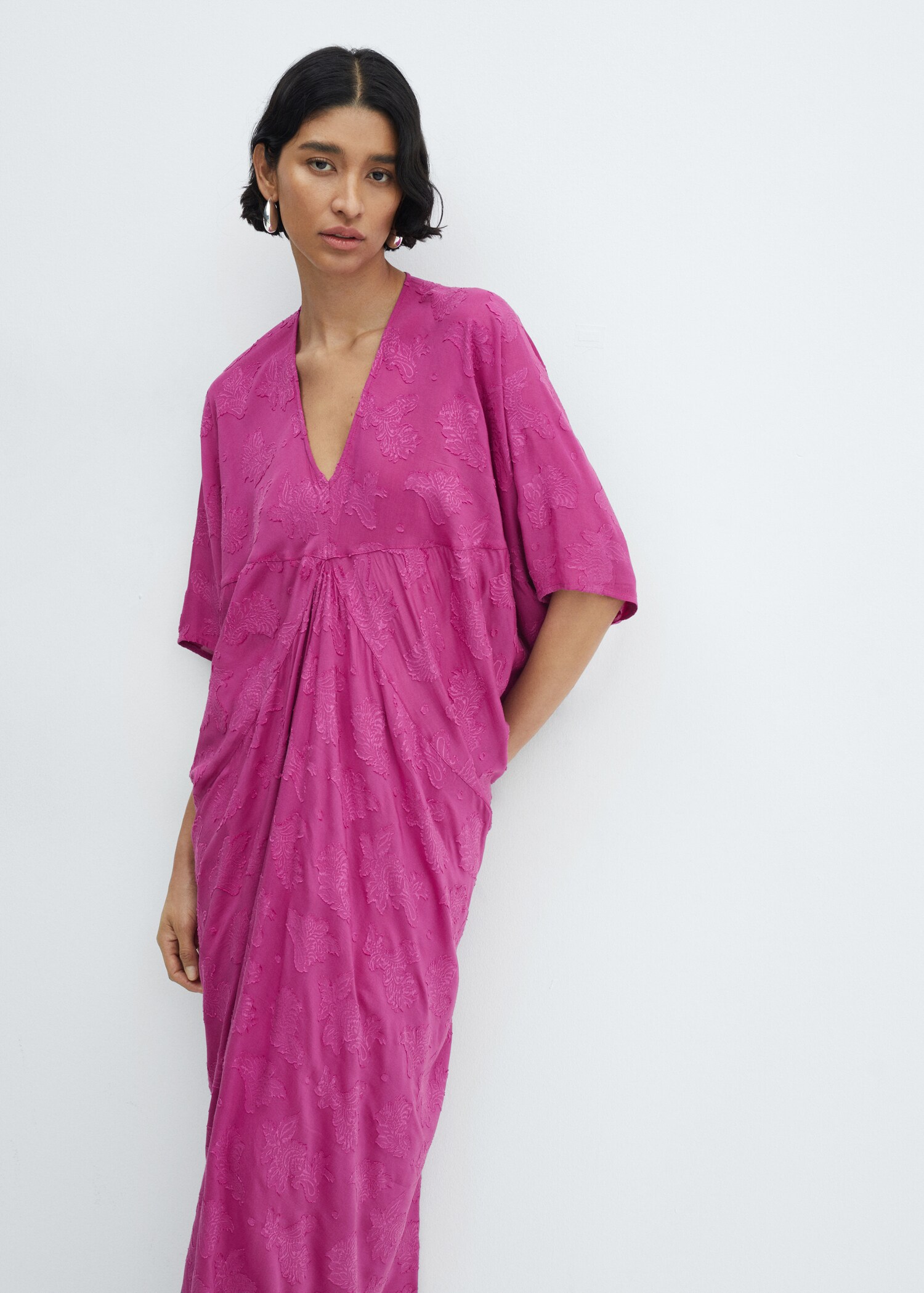 Caftan brodé à fleurs - Plan moyen