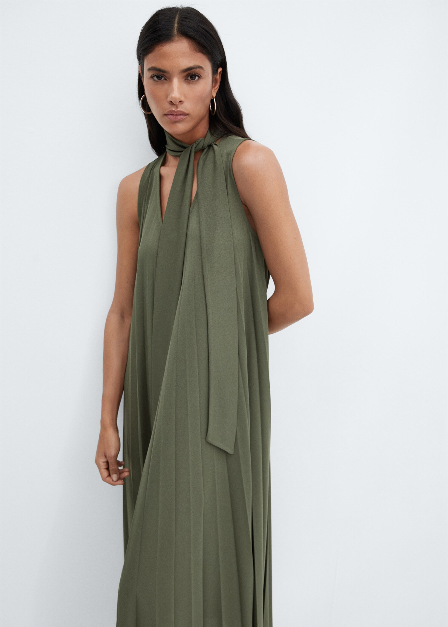 Vestido midi plisado - Plano medio