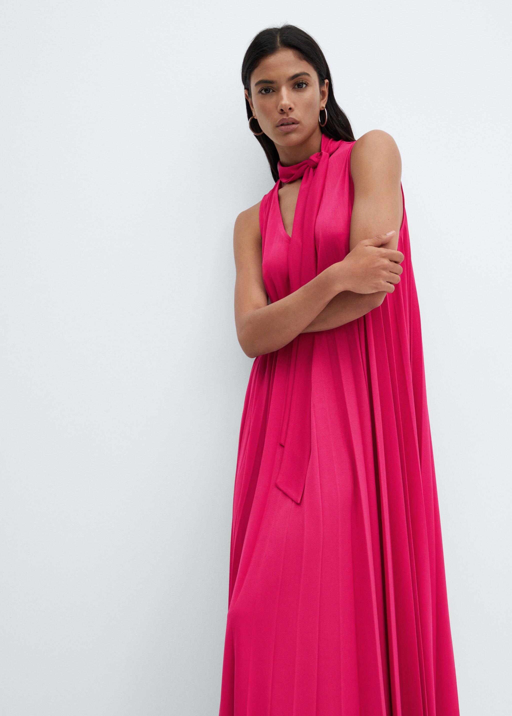 Vestido midi plissado - Plano médio