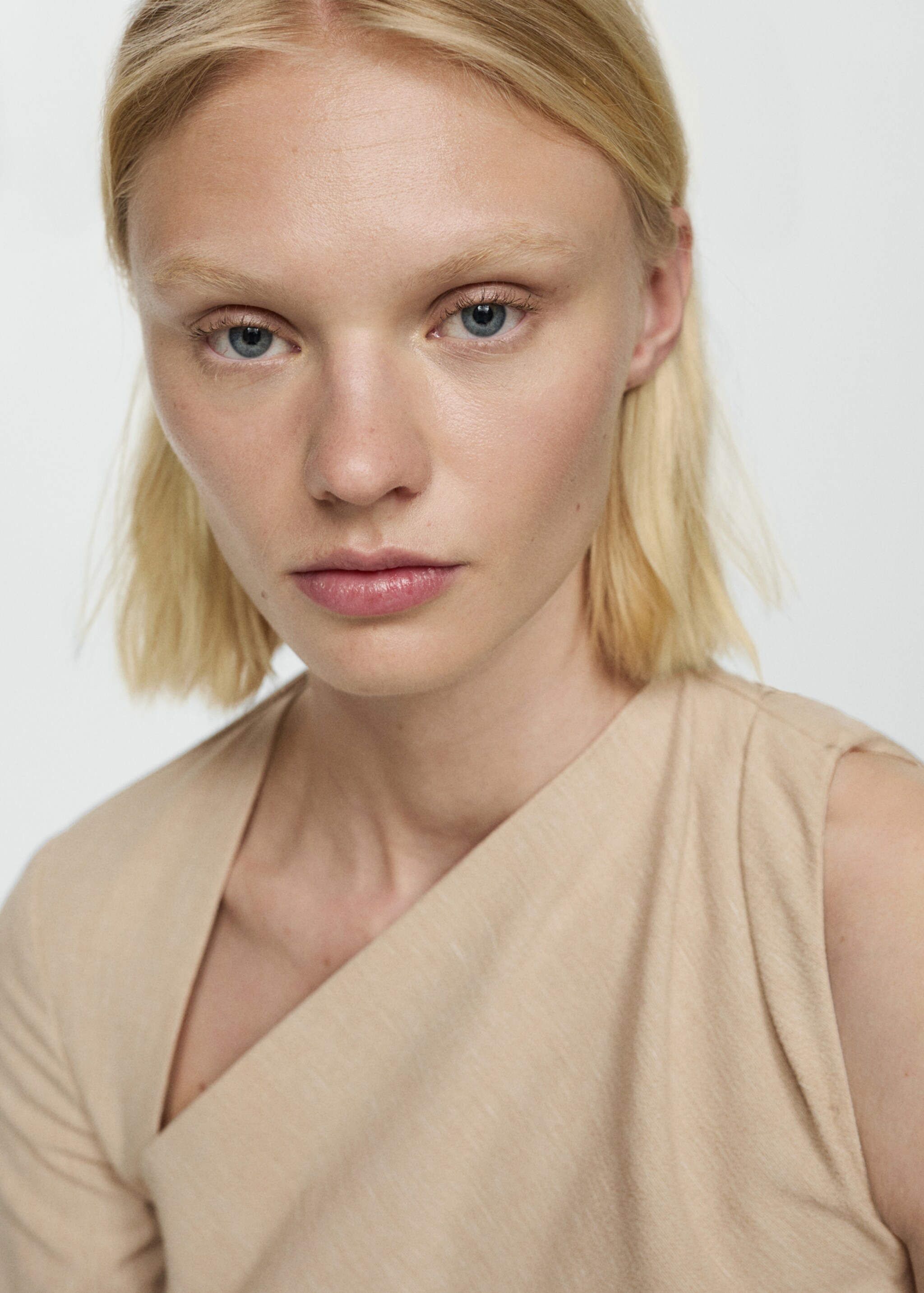 Asymmetric draped gown - Details of the article 1