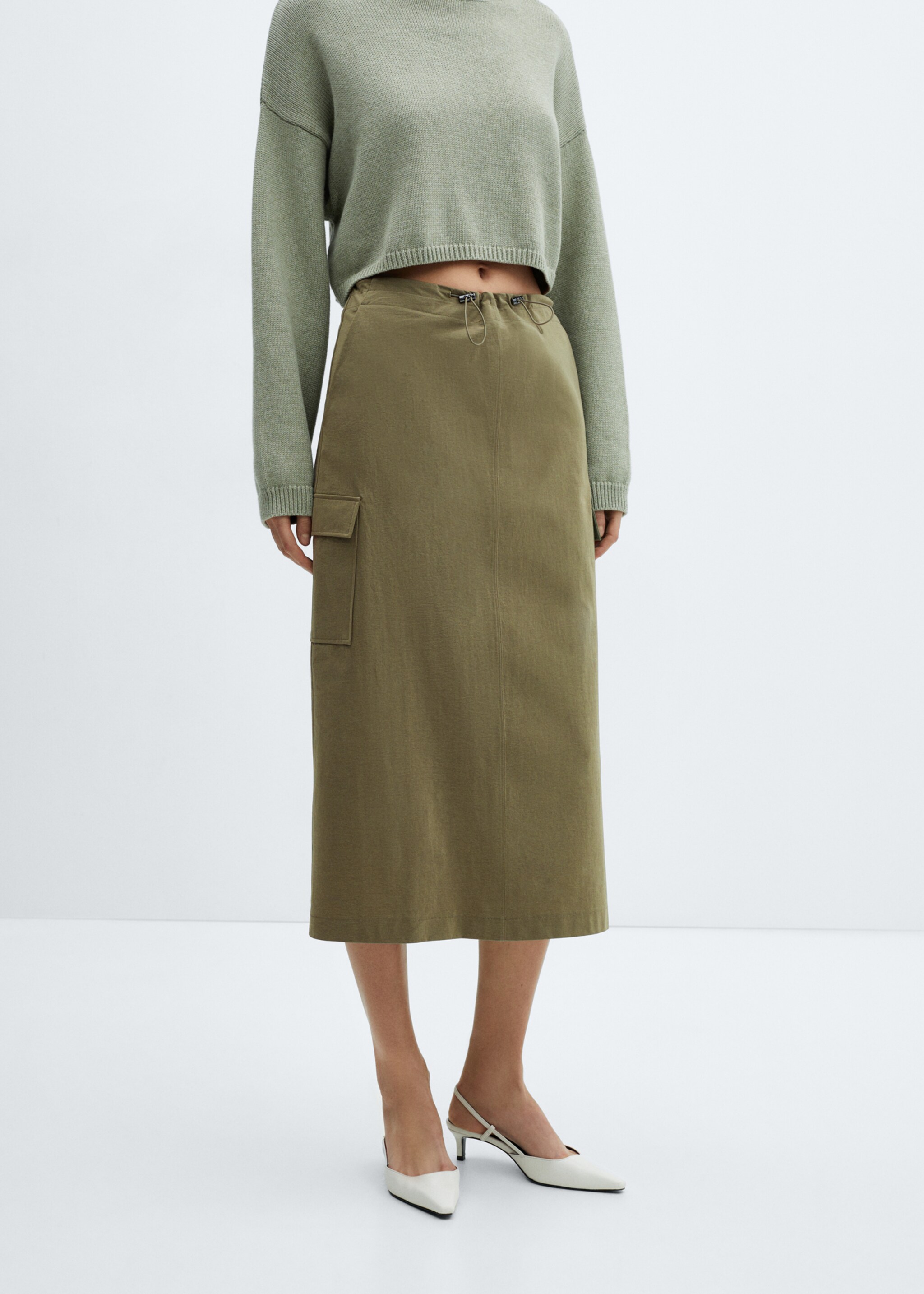 Midi-skirt with cargo pockets - Details of the article 6, Khaki. Ref: 67065750-00.