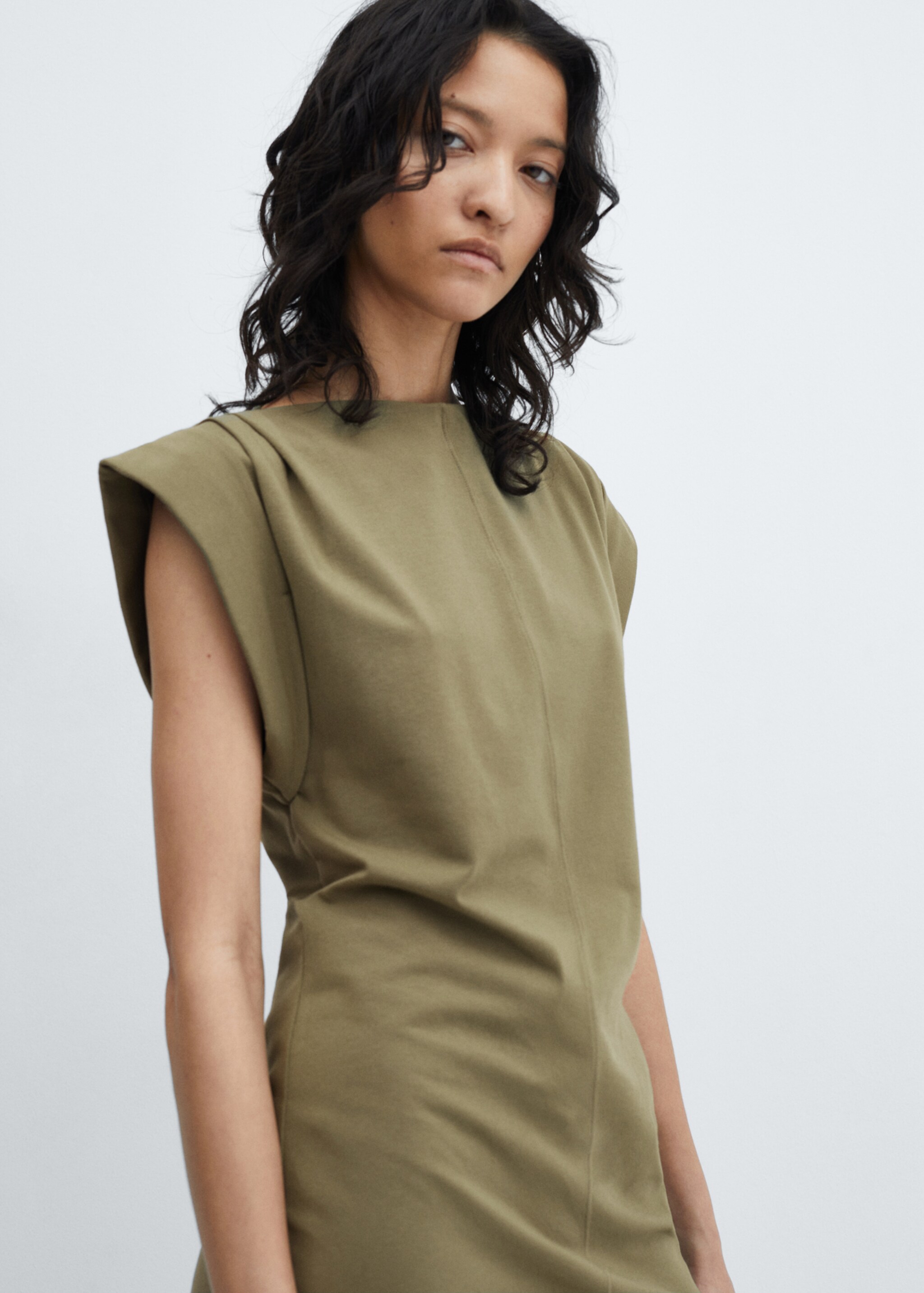 Robe maille manches à revers - Plan moyen