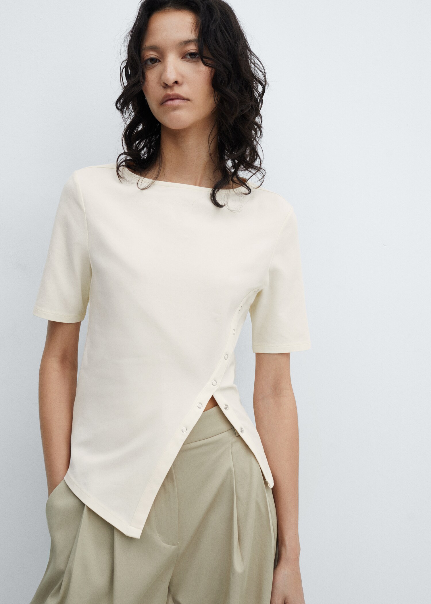 Baumwoll-T-Shirt mit Schlitz - Mittlere Ansicht