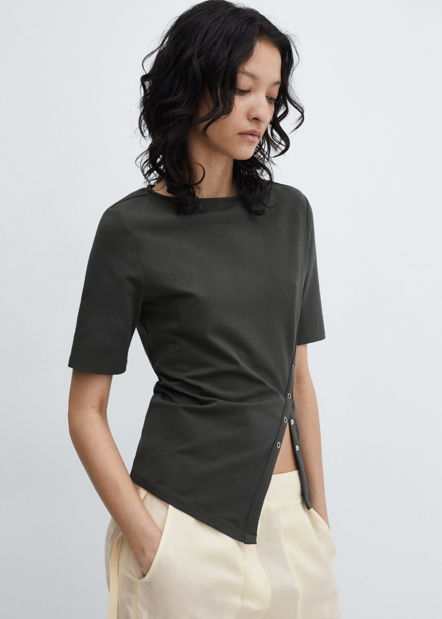 Baumwoll-T-Shirt mit Schlitz - Mittlere Ansicht