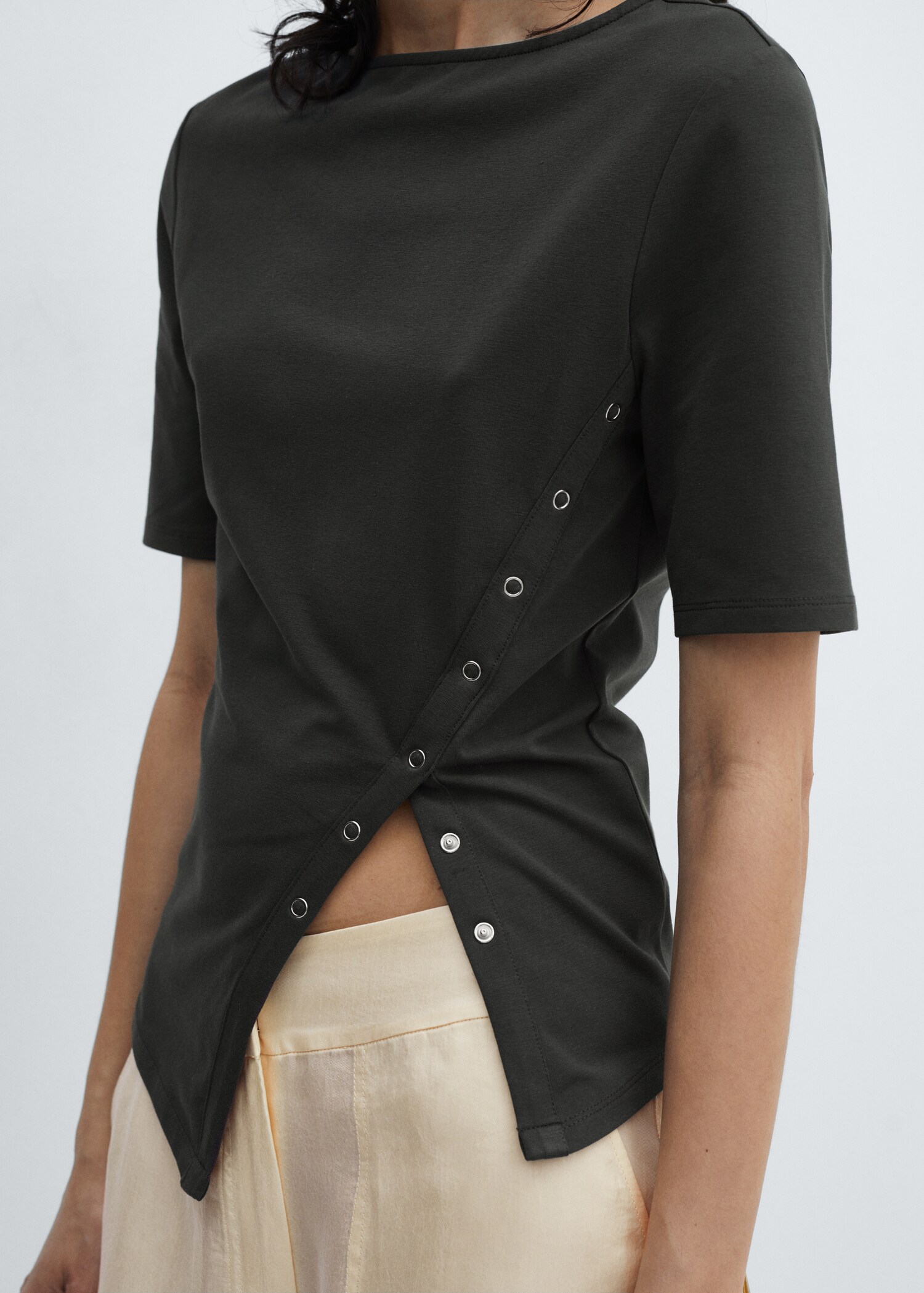 Baumwoll-T-Shirt mit Schlitz - Detail des Artikels 2