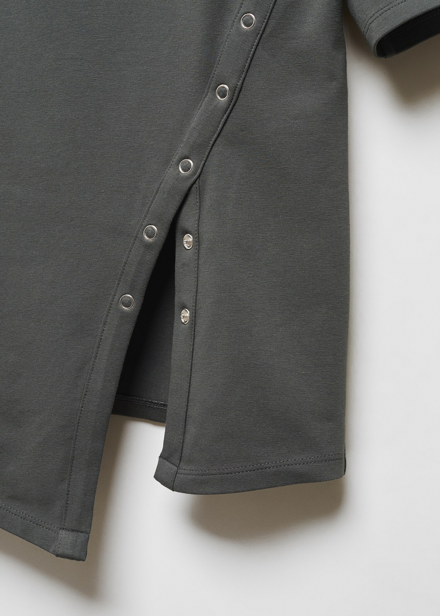Baumwoll-T-Shirt mit Schlitz - Detail des Artikels 8