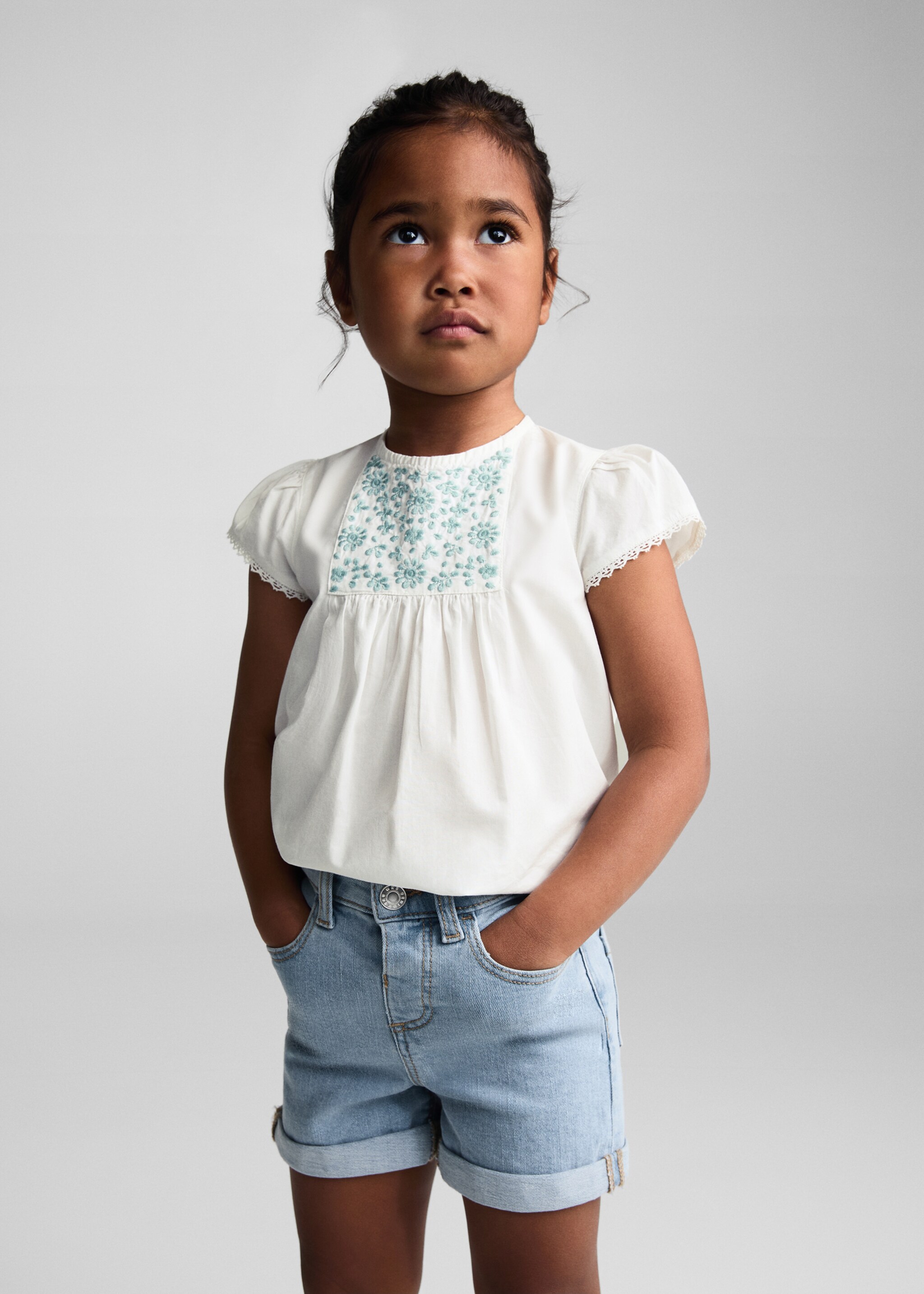 Short denim bajo vuelto - Plano medio