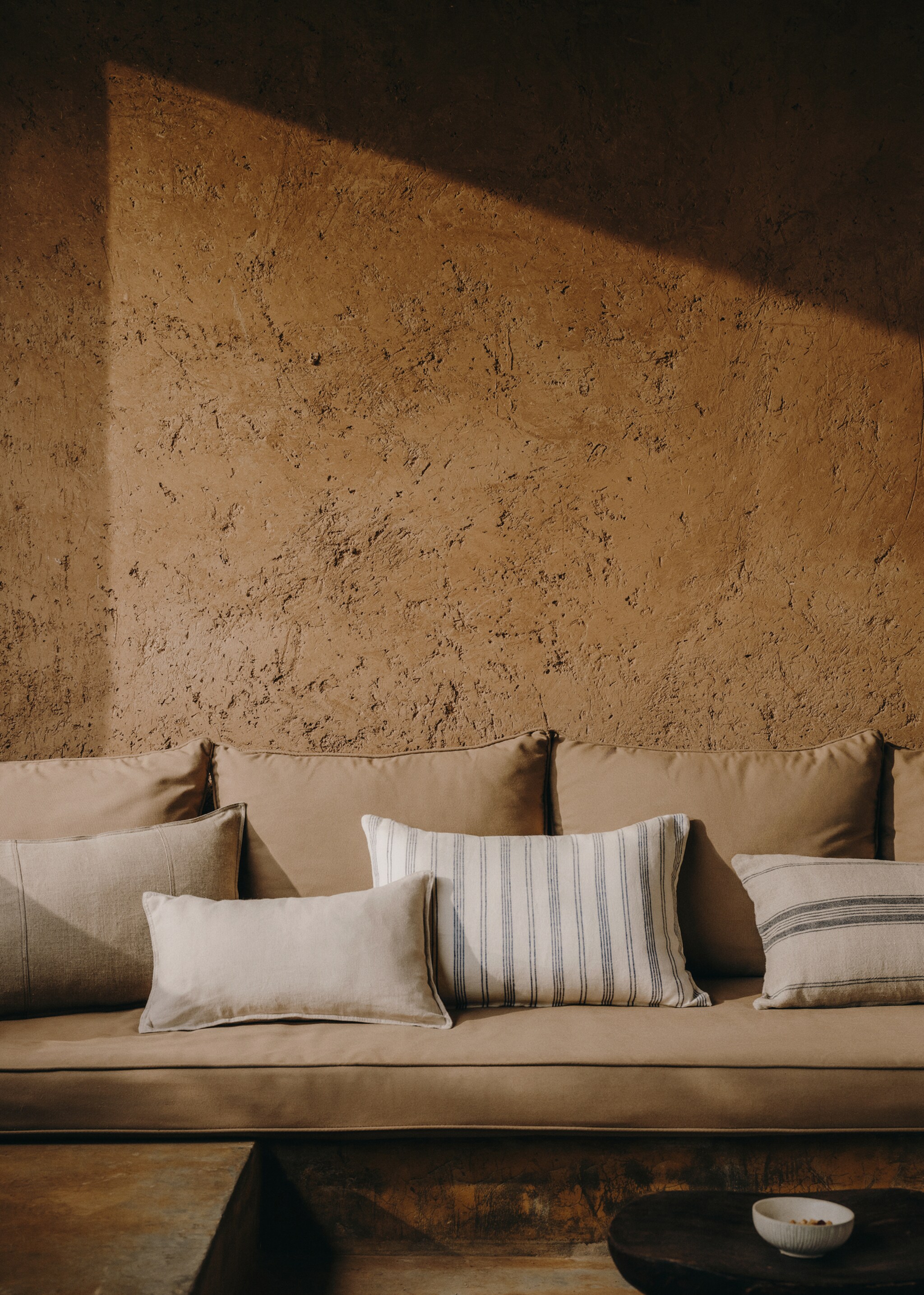 100% linen striped cushion cover 40x60cm - Details of the article 6, Off White. Ref: 67066013-00.