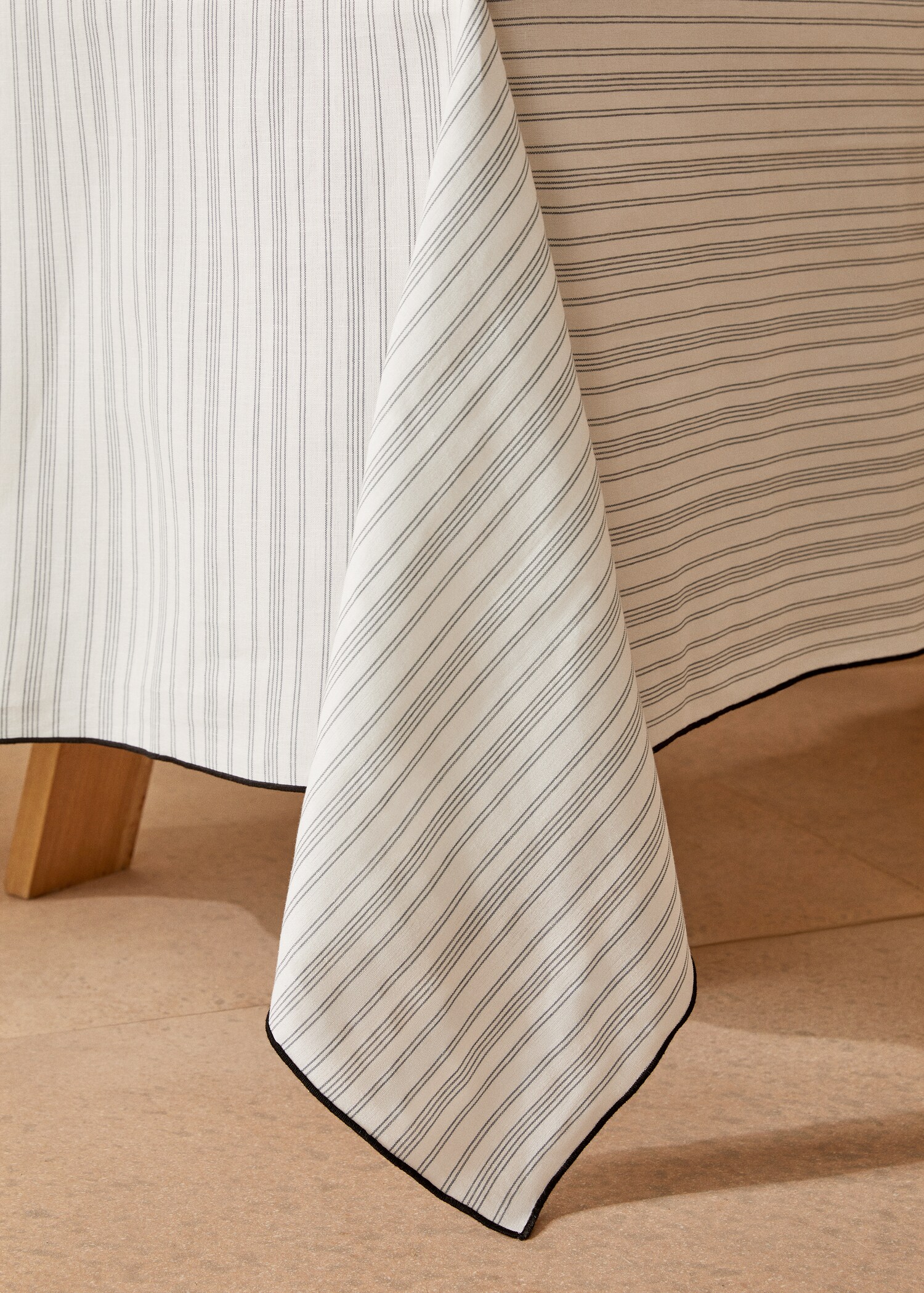 Striped cotton linen tablecloth with trim 150x150cm - Details of the article 8