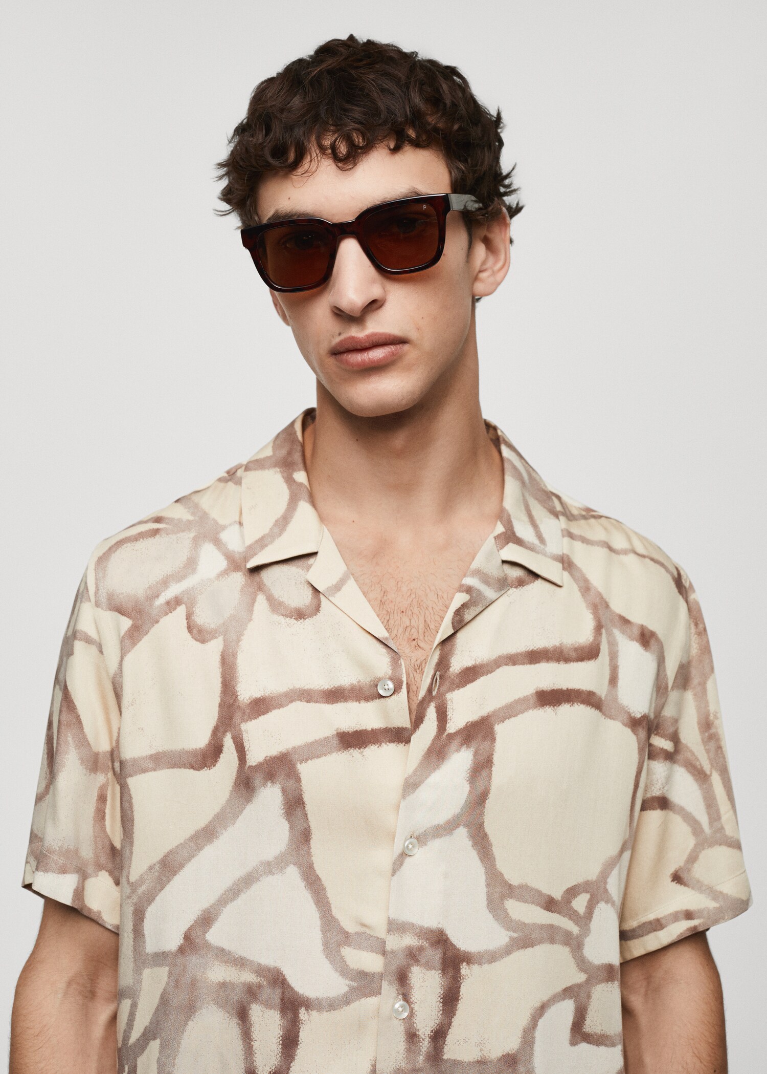 Printed flowing shirt with bowling collar - Details of the article 1