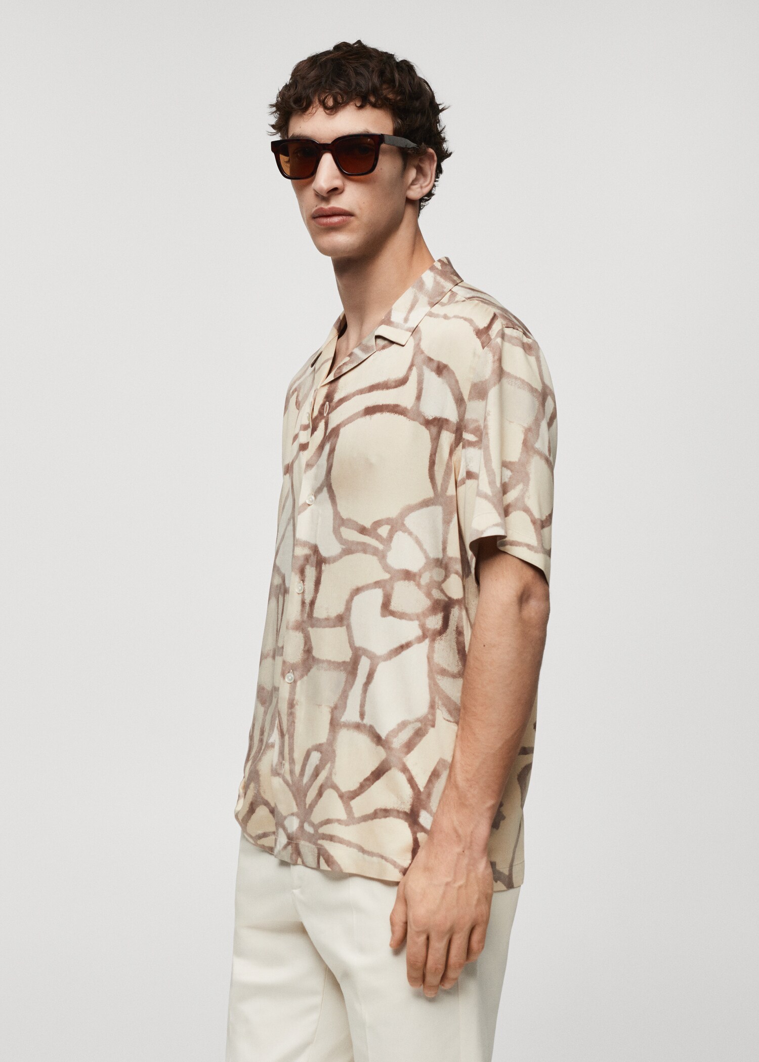 Printed flowing shirt with bowling collar - Details of the article 2