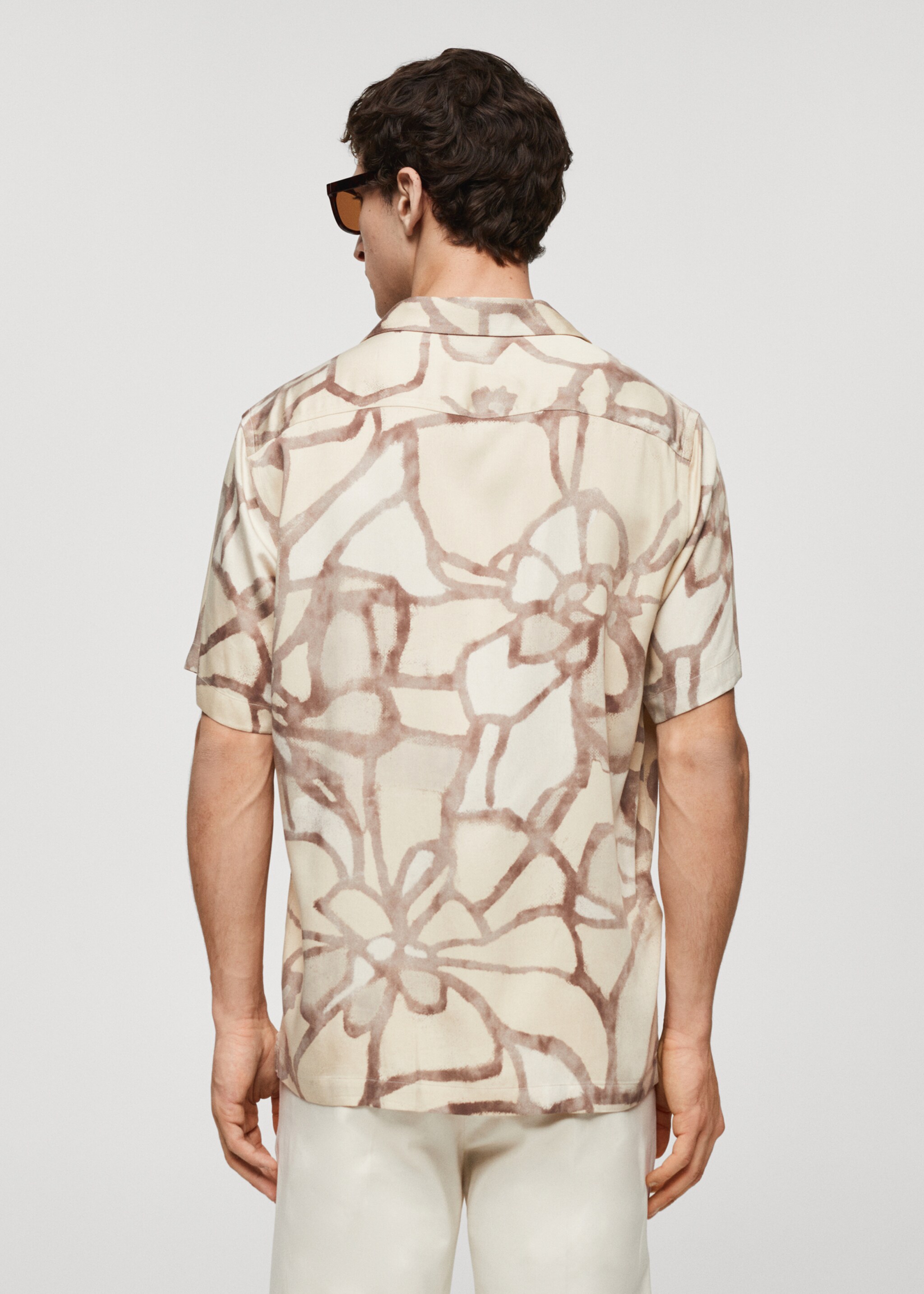 Bedrukte, soepelvallende blouse met bowlingkraag - Achterkant van het artikel