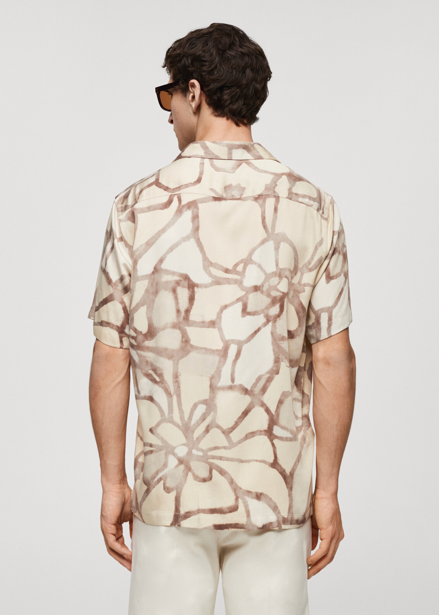 Printed flowing shirt with bowling collar - Reverse of the article