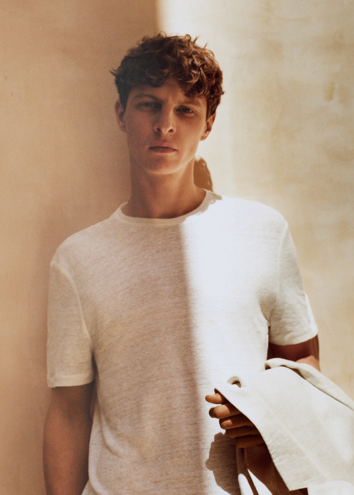 Slim-fit 100% linen t-shirt - Details of the article 5