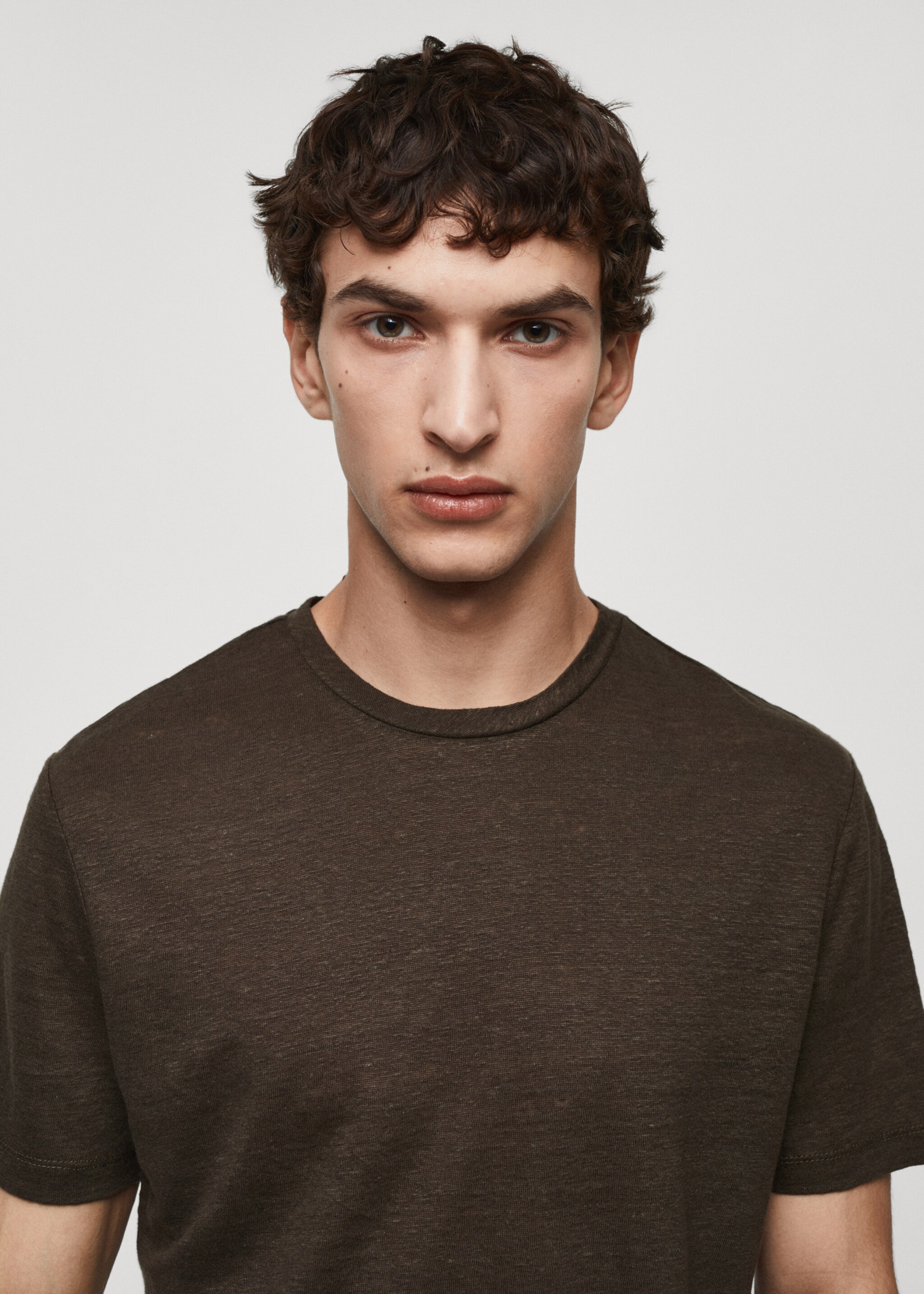 Slim-fit 100% linen t-shirt - Details of the article 1
