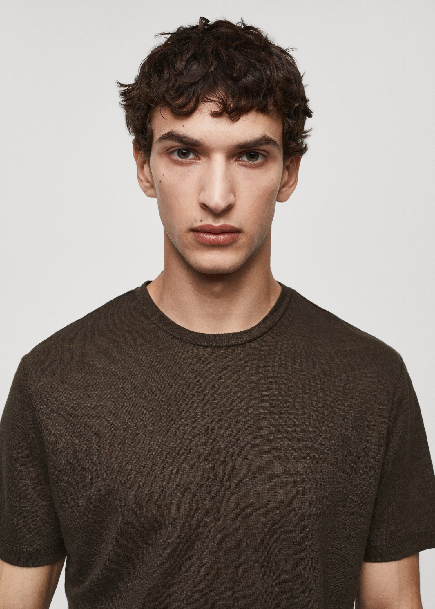 Slim-fit 100% linen t-shirt - Details of the article 1