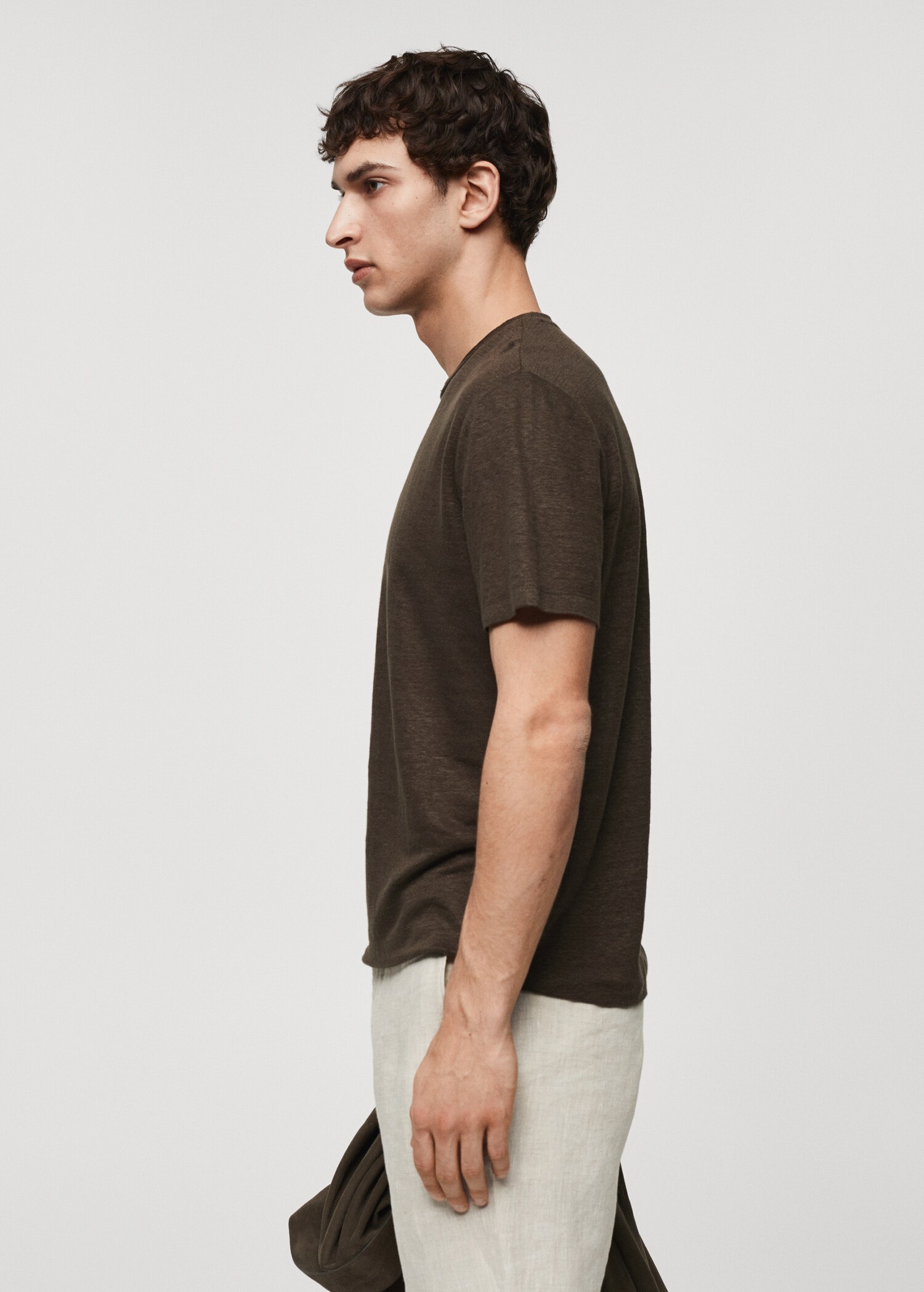 Slim-fit 100% linen t-shirt - Details of the article 2