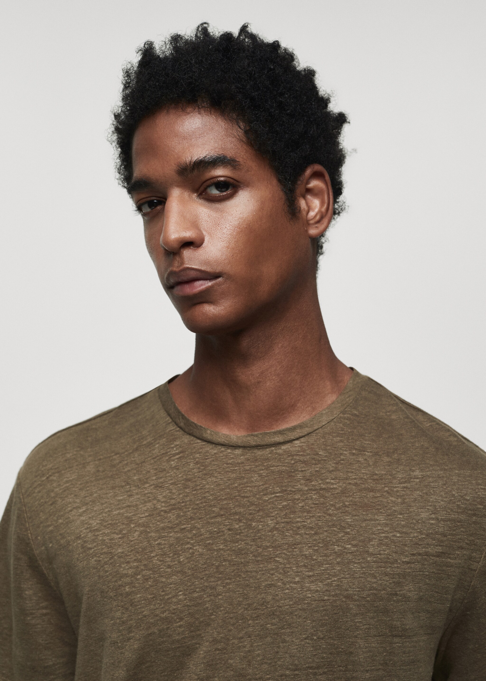 T-shirt slim fit de 100% linho - Pormenor do artigo 1