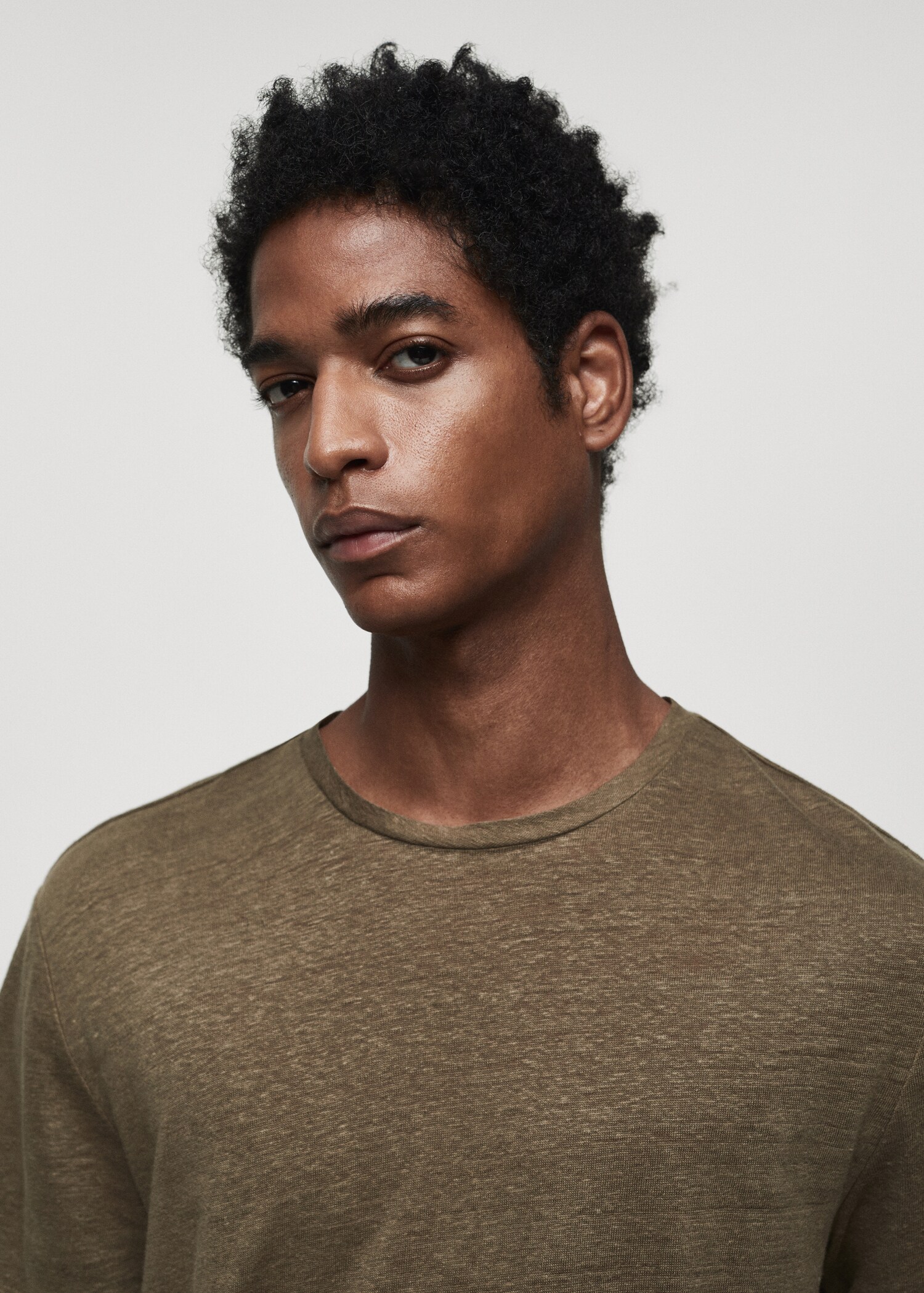 Slim-fit 100% linen t-shirt - Details of the article 1