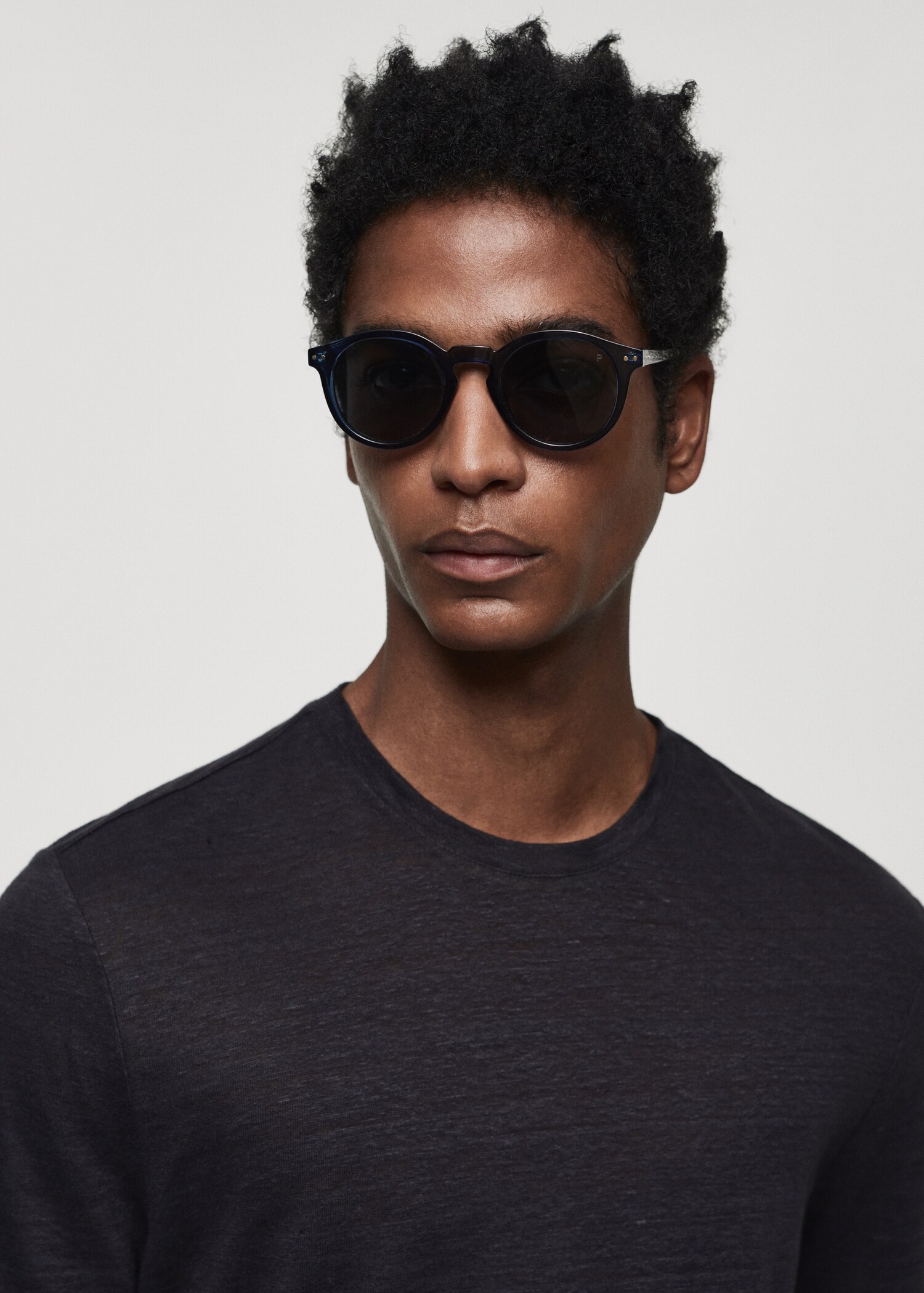 Slim-fit 100% linen t-shirt - Details of the article 1