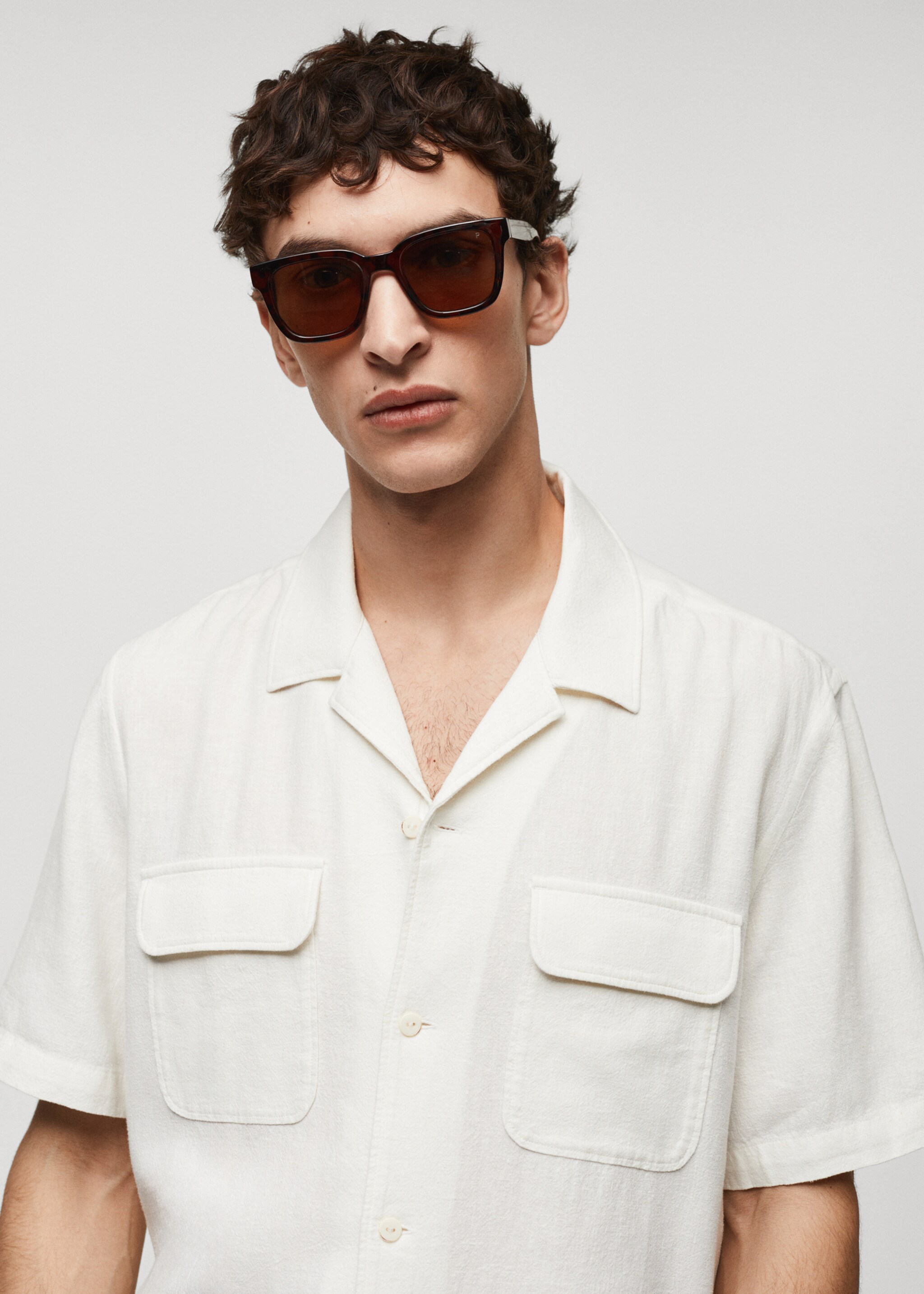 Linen shirt with bowling collar and pockets - Details of the article 1