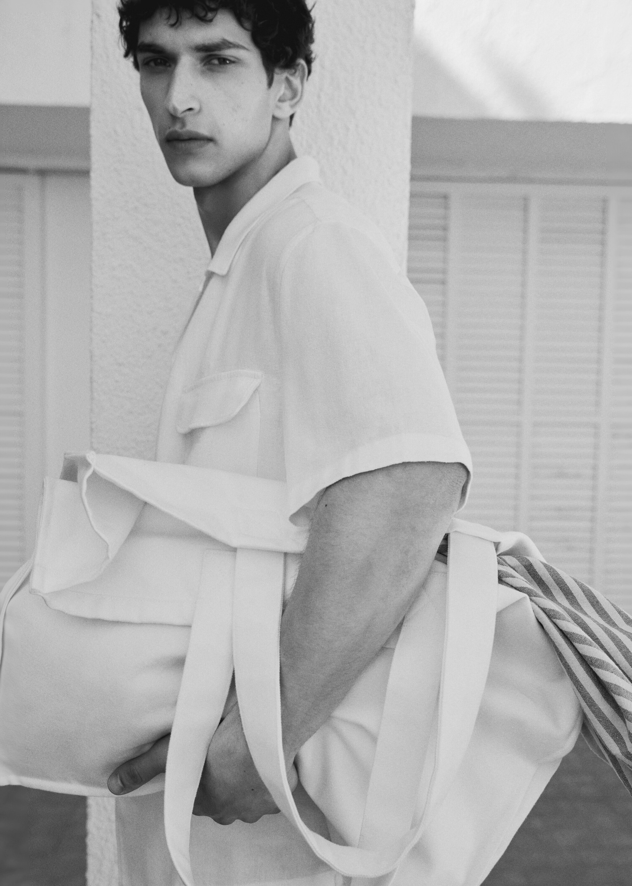 Linen shirt with bowling collar and pockets - Details of the article 3